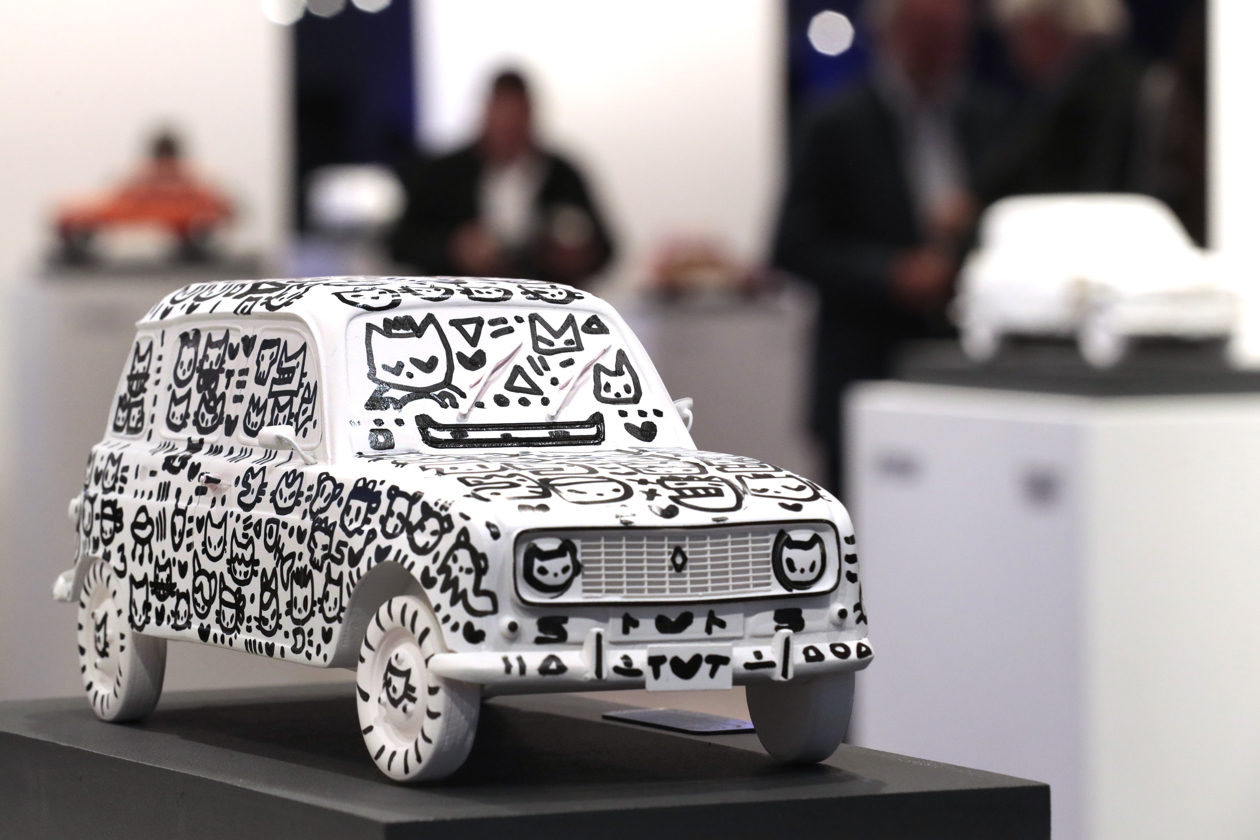 Modelo de un Renault durante una exhibición en el Country Club de Bogotá.
