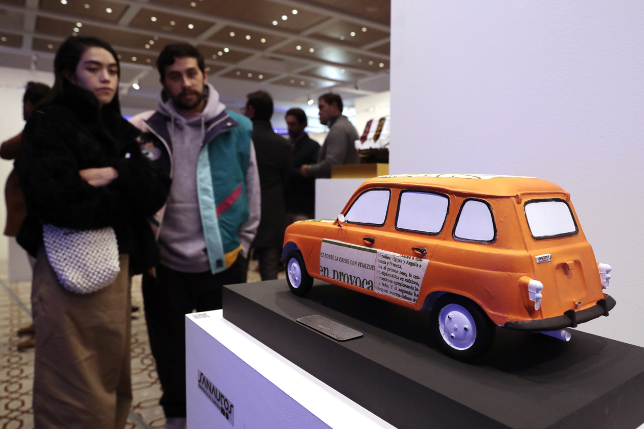 Modelo de un Renault durante una exhibición en el Country Club de Bogotá.