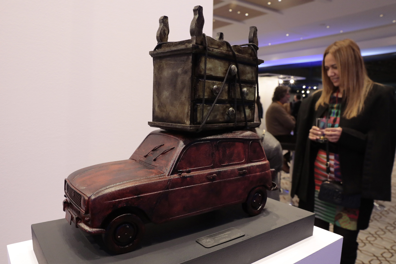 Modelo de un Renault durante una exhibición en el Country Club de Bogotá.