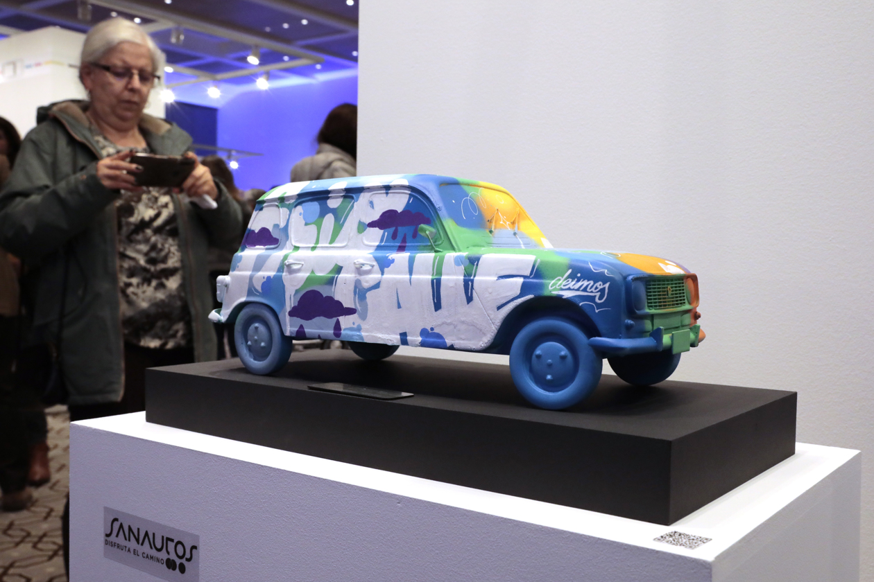 Modelo de un Renault durante una exhibición en el Country Club de Bogotá.