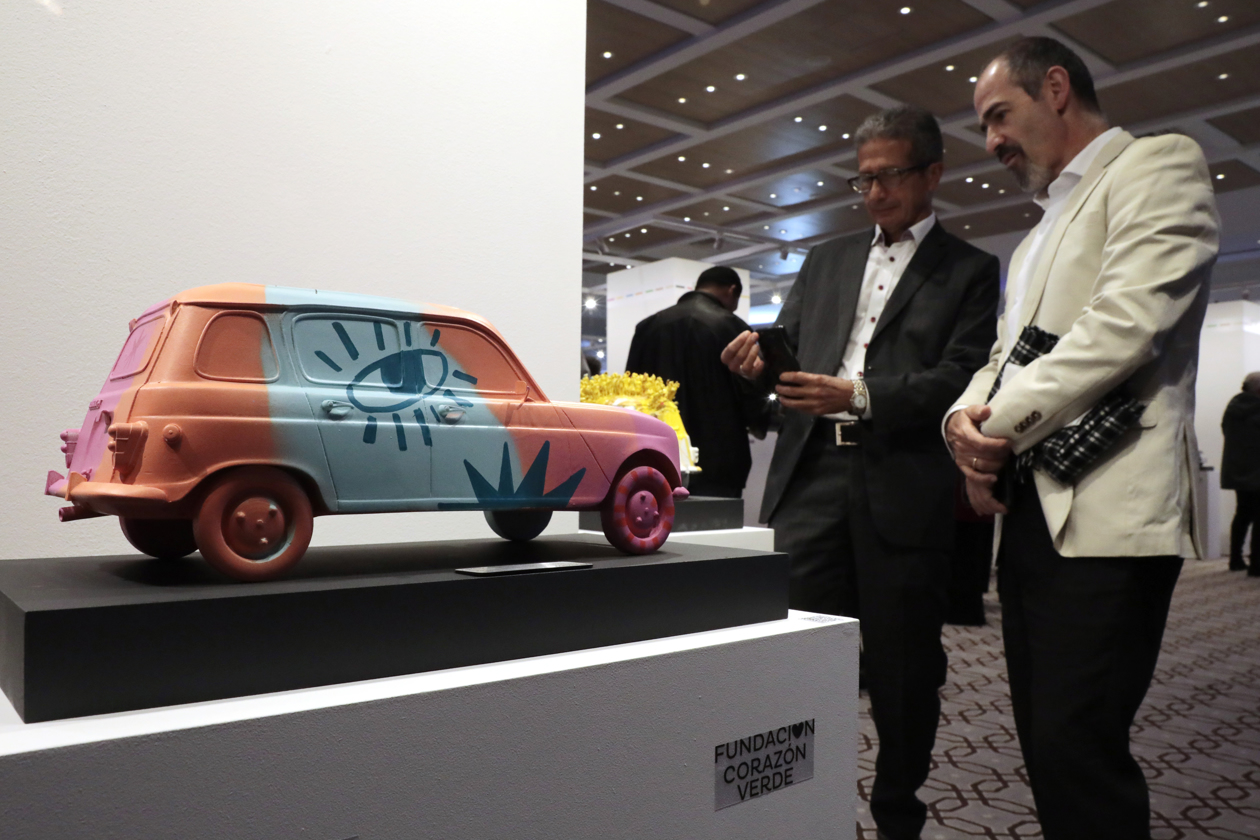 Modelo de un Renault durante una exhibición en el Country Club de Bogotá.
