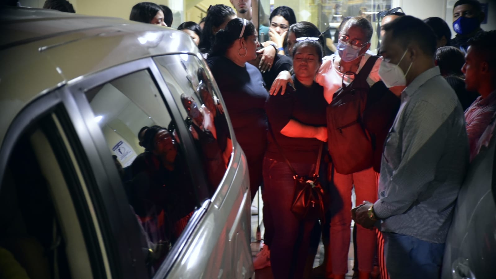 Salida del cortejo fúnebre de Luis Quiñones.