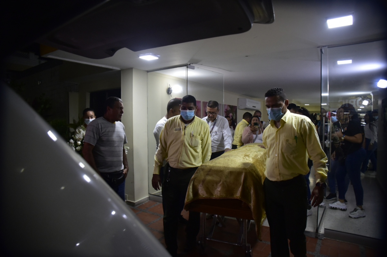 Salida del cortejo fúnebre de Luis Quiñones.