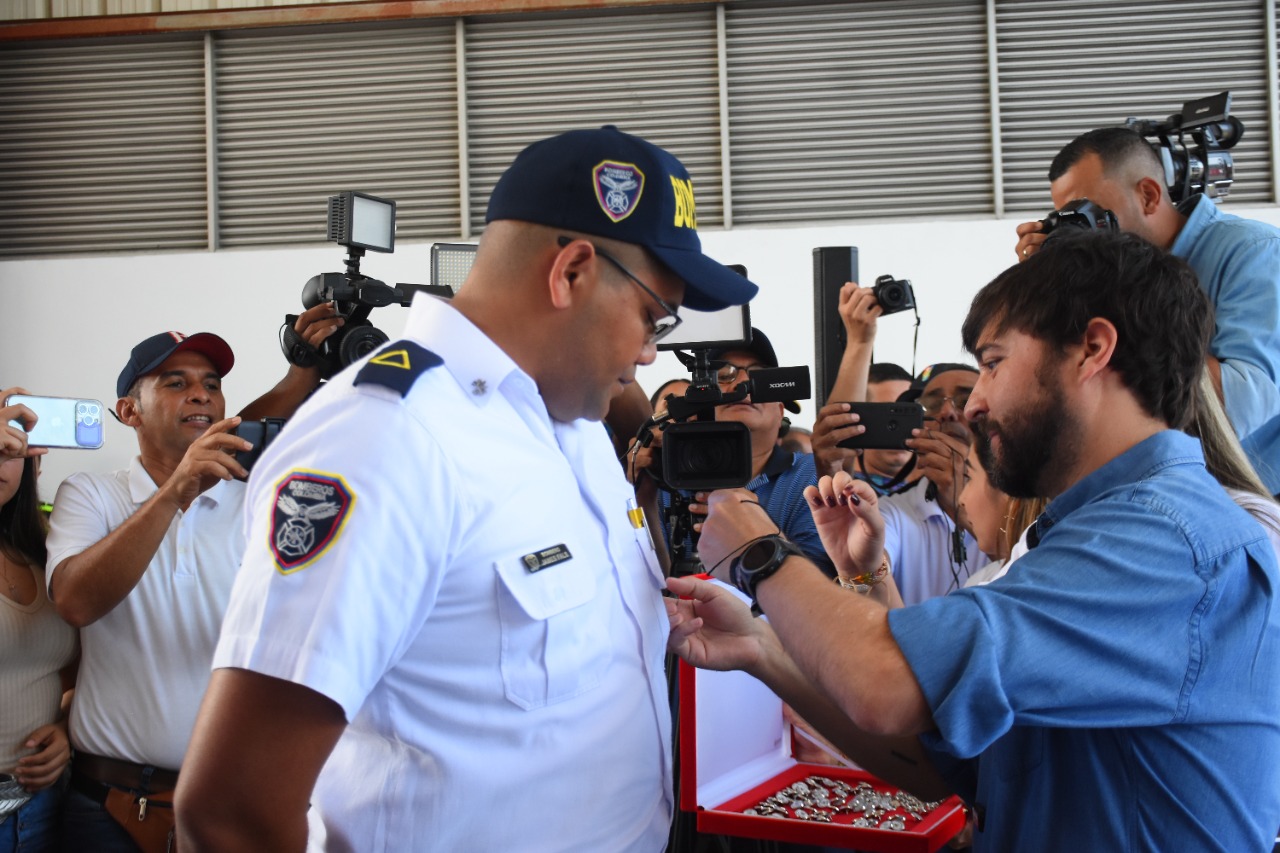 El Alcalde Jaime Pumarejo colocó distintivos al Cuerpo de Bomberos de Barranquilla.