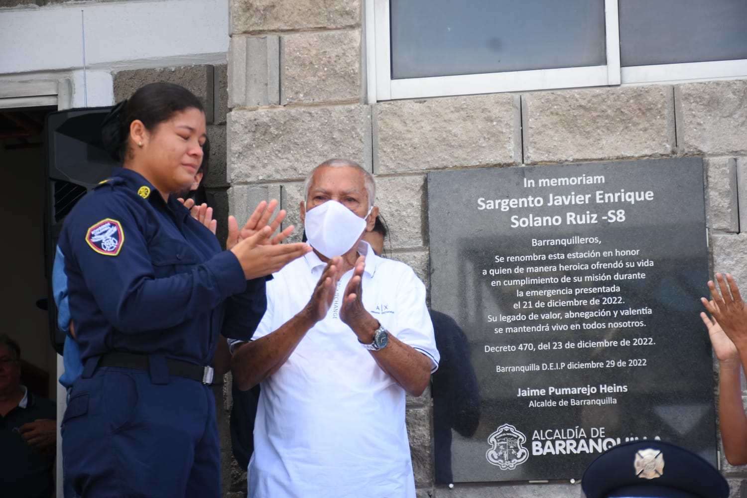 Familiares del sargento fallecido en la develación de la placa de la ‘Estación de Bomberos Sargento Javier Solano Ruiz’.