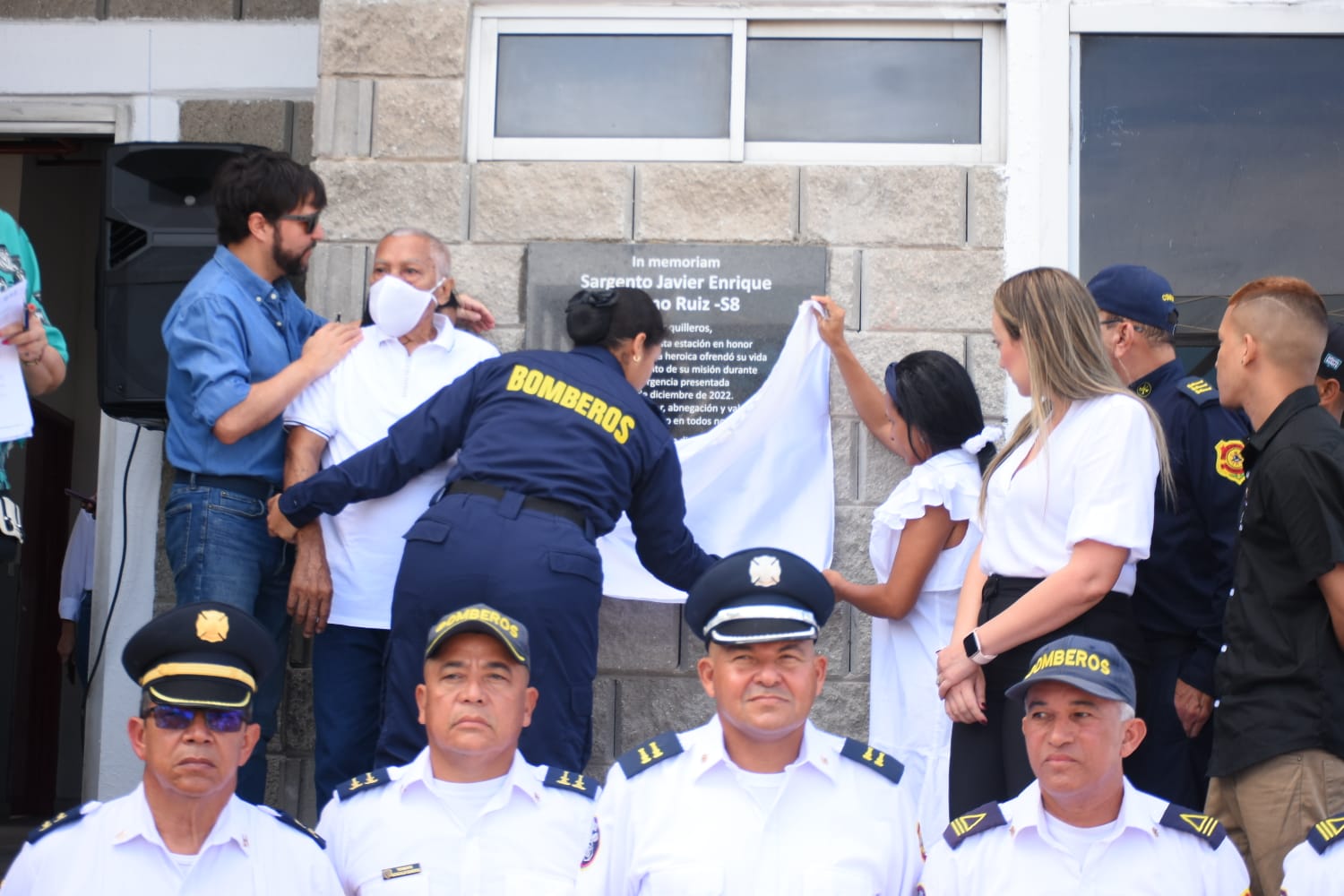 La hija del sargento fallecido, Karolay Solano, en la develación de la placa de la ‘Estación de Bomberos Sargento Javier Solano Ruiz’.