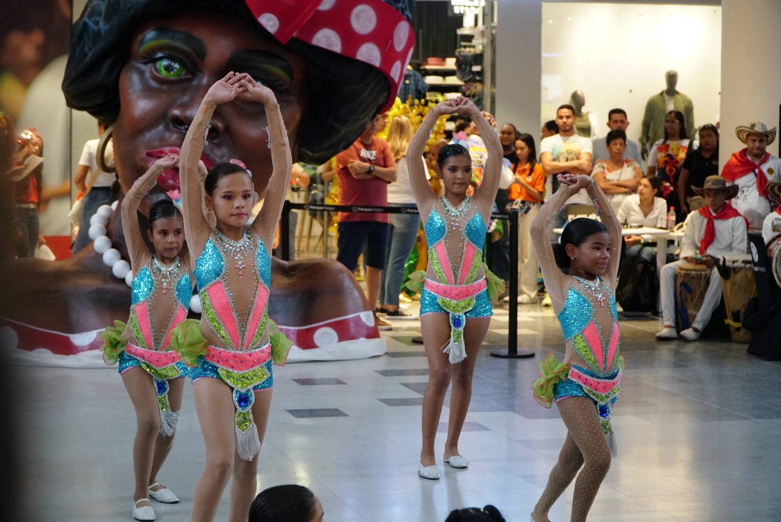  Los niños se dieron cita en la Plaza Magdalena del Centro Comercial Parque Alegra para disfrutar de ‘Paco Pacos en el parque’.