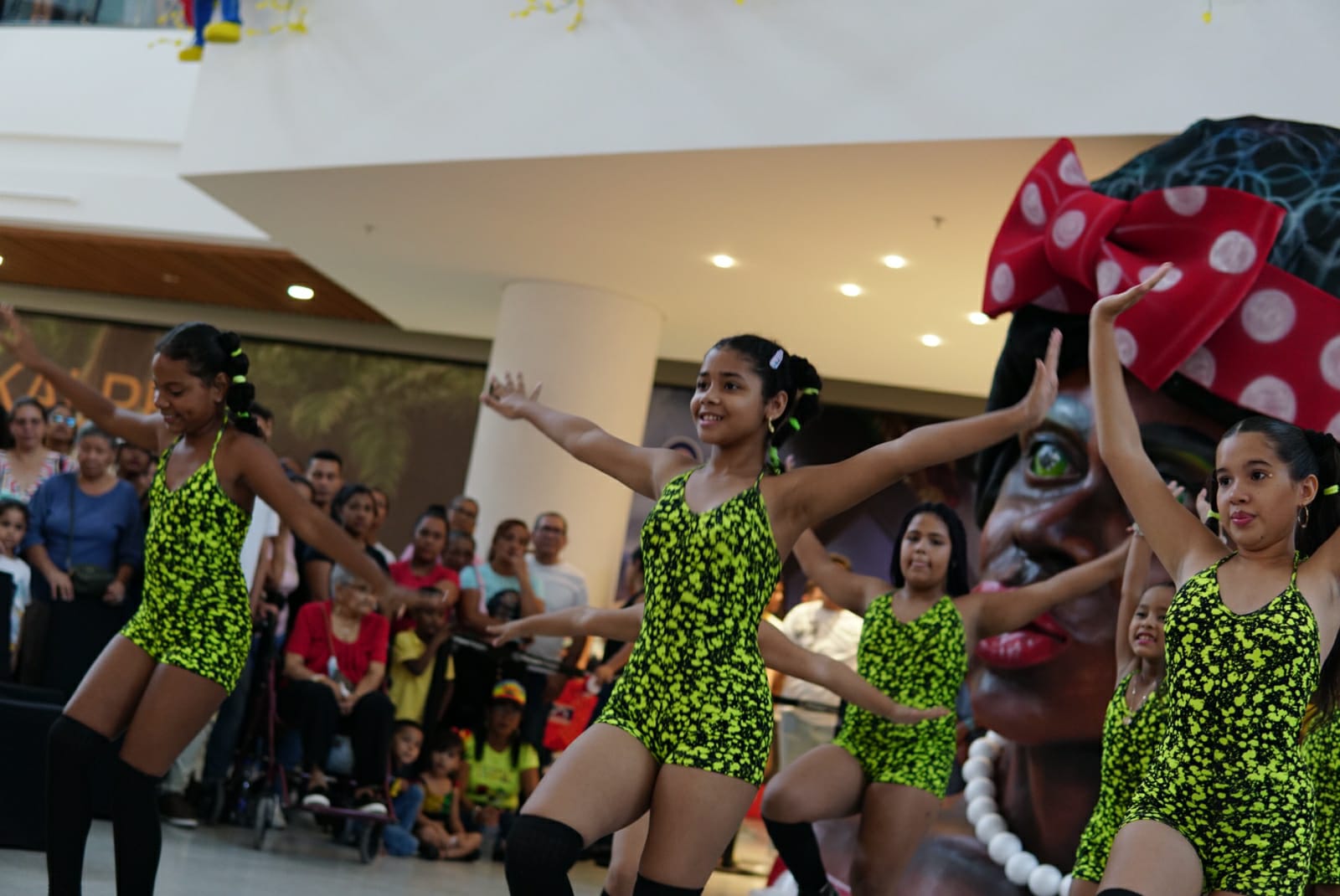  Los niños se dieron cita en la Plaza Magdalena del Centro Comercial Parque Alegra para disfrutar de ‘Paco Pacos en el parque’.