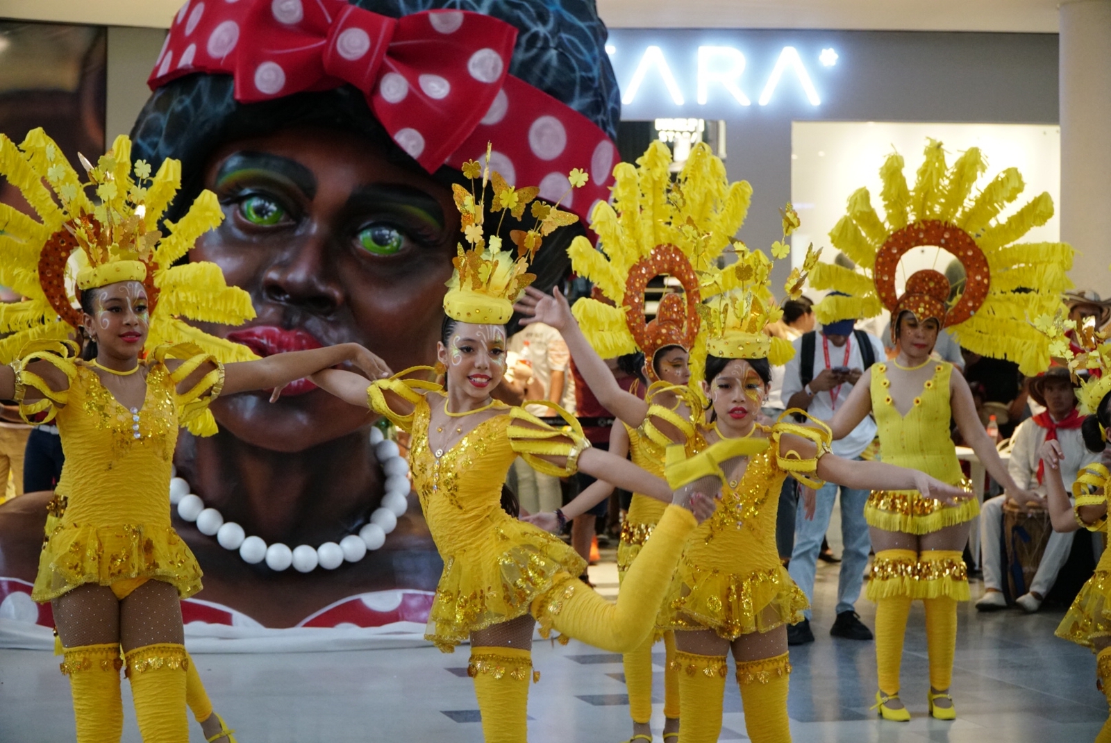  Los niños se dieron cita en la Plaza Magdalena del Centro Comercial Parque Alegra para disfrutar de ‘Paco Pacos en el parque’.