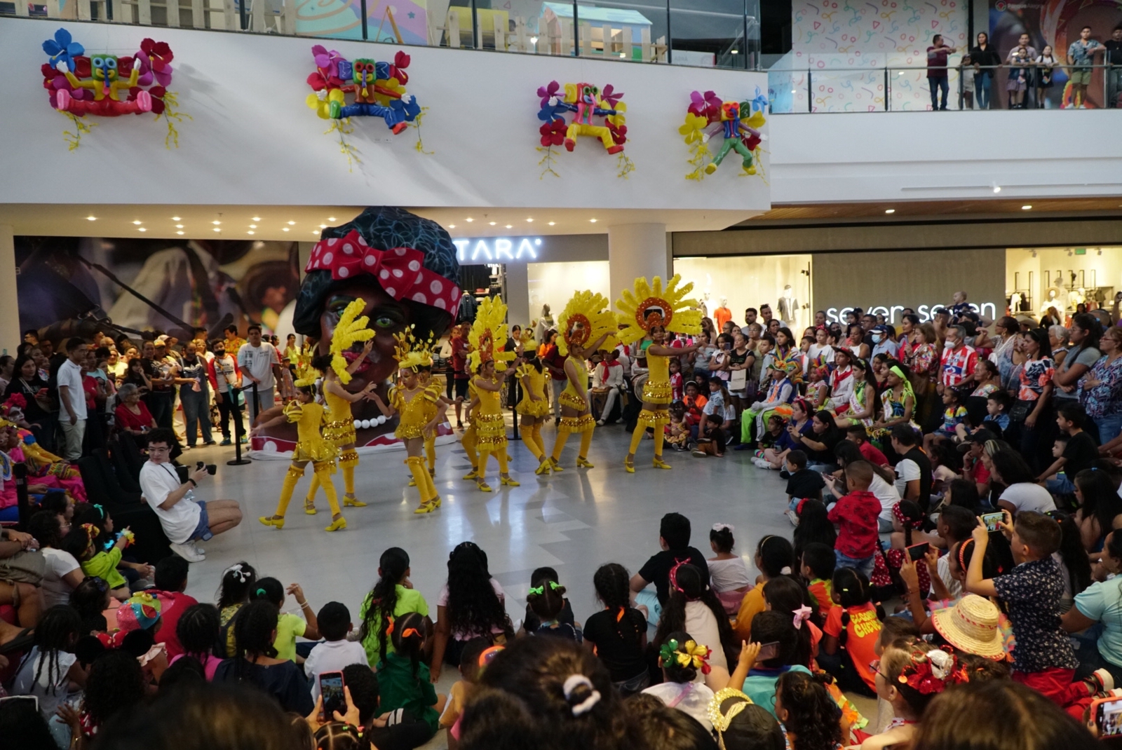  Los niños se dieron cita en la Plaza Magdalena del Centro Comercial Parque Alegra para disfrutar de ‘Paco Pacos en el parque’.