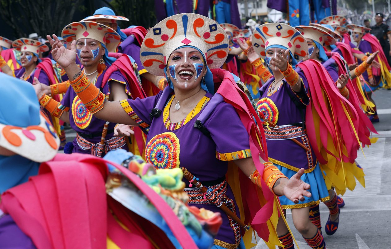 Personas participan en el desfile de los colectivos coreográficos en tributo a la Madre Tierra durante el Carnaval de Negros y Blancos.