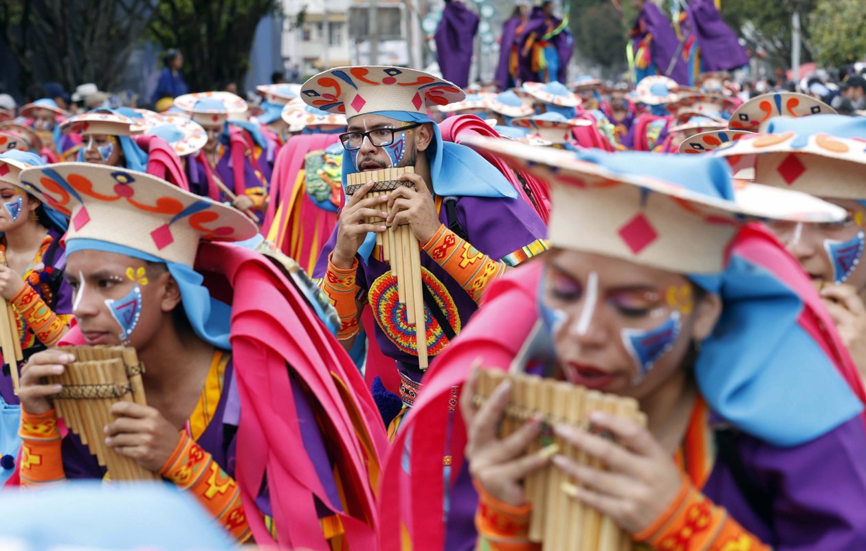 Personas participan en el desfile de los colectivos coreográficos en tributo a la Madre Tierra durante el Carnaval de Negros y Blancos.