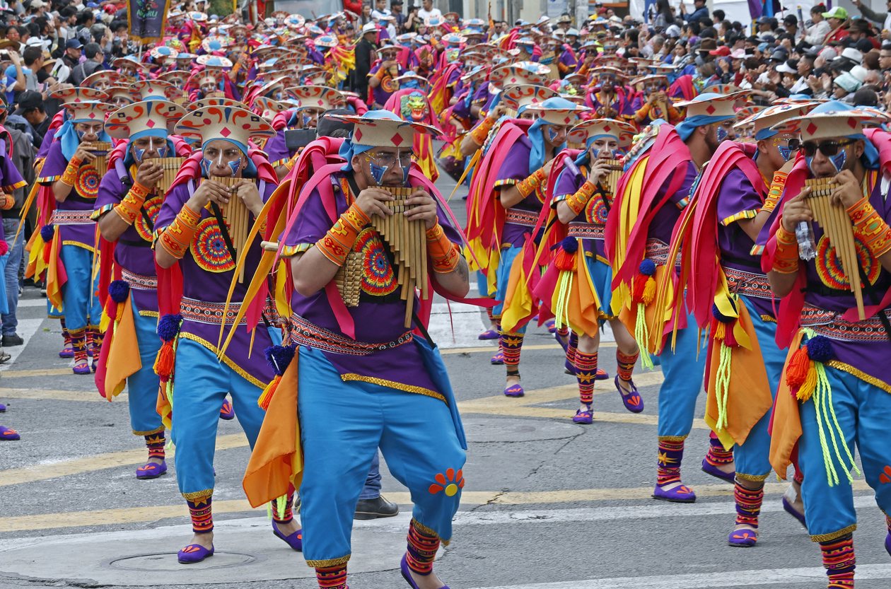 Personas participan en el desfile de los colectivos coreográficos en tributo a la Madre Tierra durante el Carnaval de Negros y Blancos.