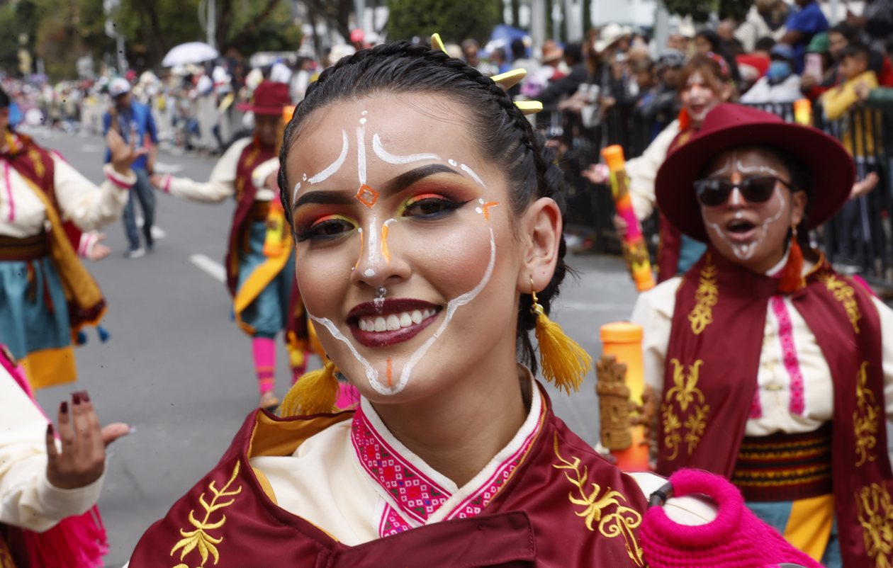 Personas participan en el desfile de los colectivos coreográficos en tributo a la Madre Tierra durante el Carnaval de Negros y Blancos.