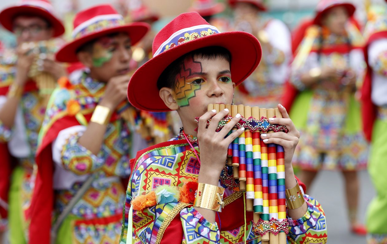 Personas participan en el desfile de los colectivos coreográficos en tributo a la Madre Tierra durante el Carnaval de Negros y Blancos.