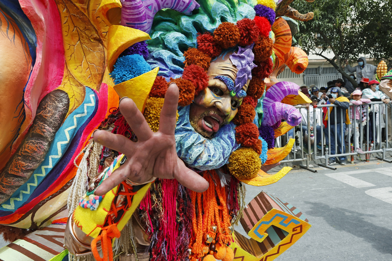  Artistas recorren las calles de Pasto en el tradicional Desfile Magno.