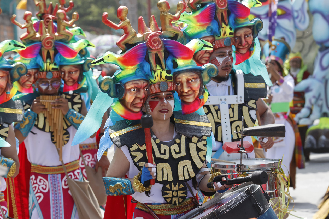  Artistas recorren las calles de Pasto en el tradicional Desfile Magno.