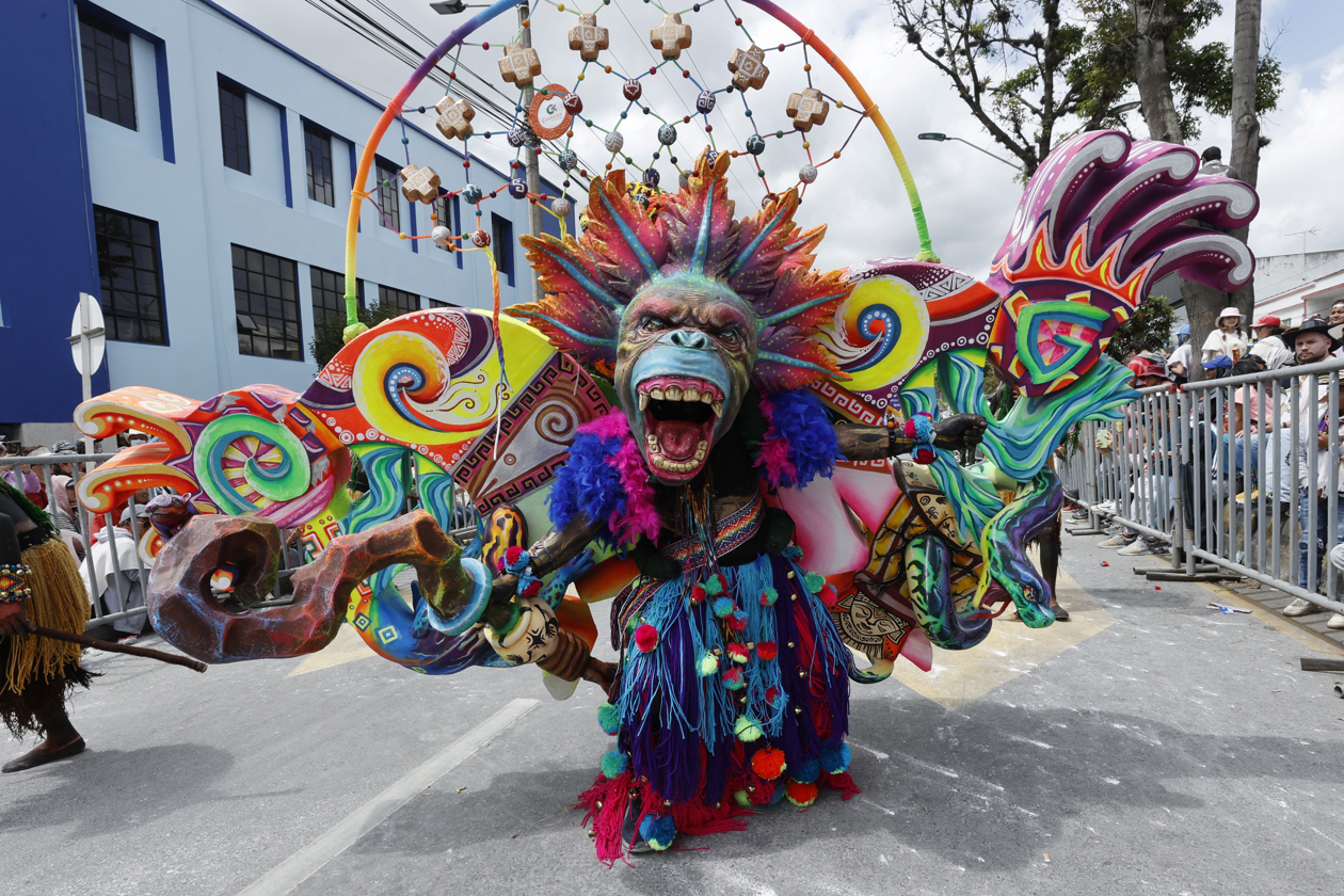  Artistas recorren las calles de Pasto en el tradicional Desfile Magno.