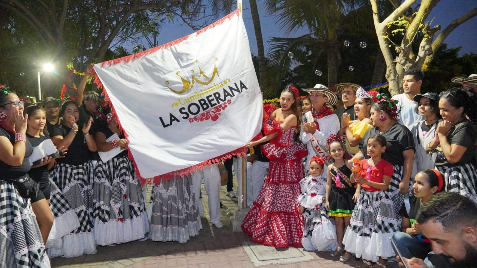 Izada de bandera de cumbiamba. 