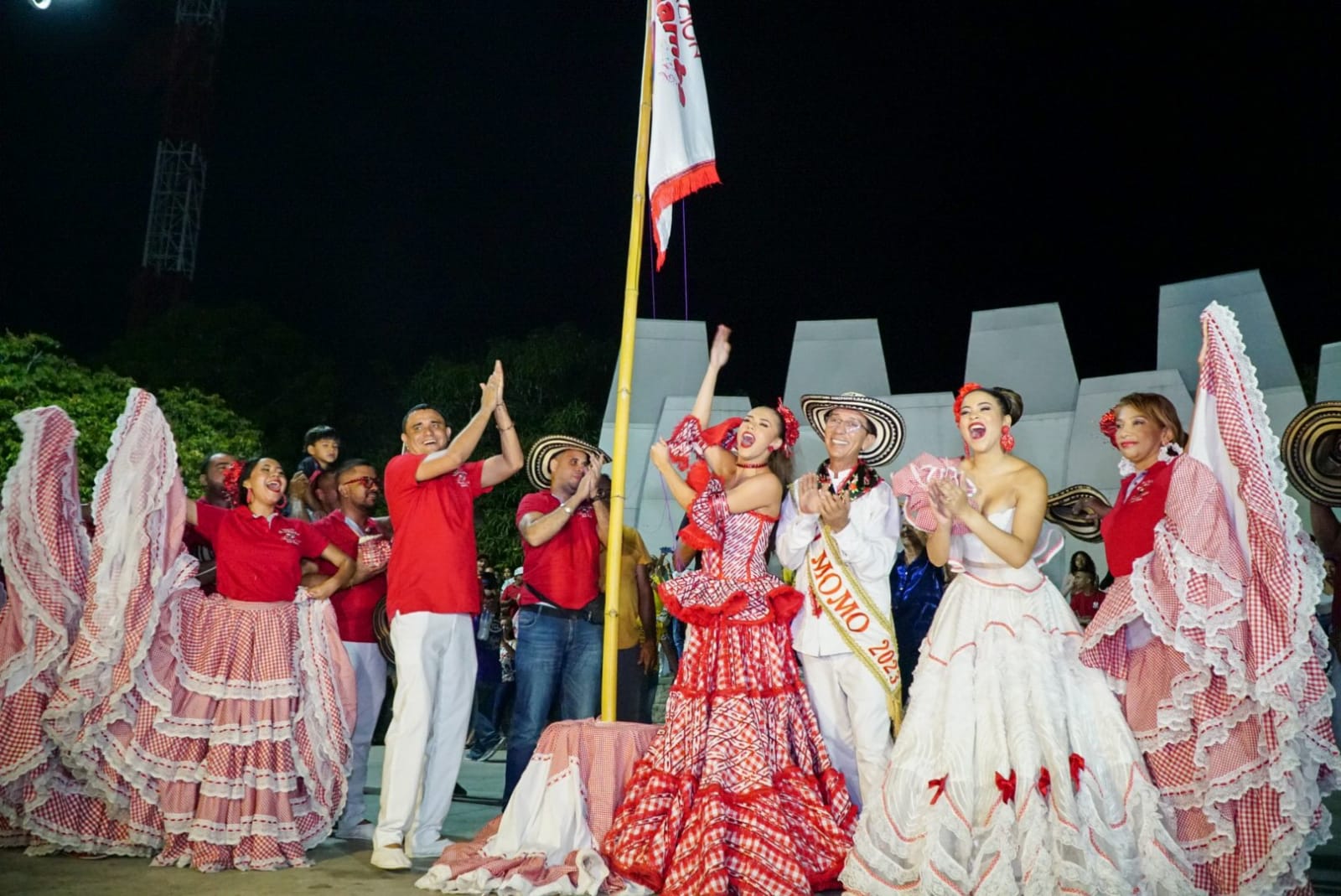 Izada de bandera de cumbiamba en Santo Tomás.