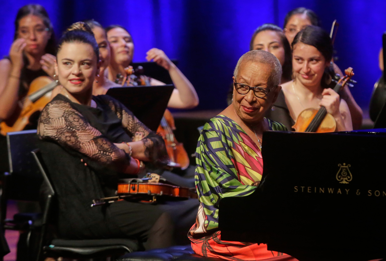 La pianista colombiana Teresita Gómez durante un concierto de la Orquesta Filarmónica de Mujeres de Colombia.