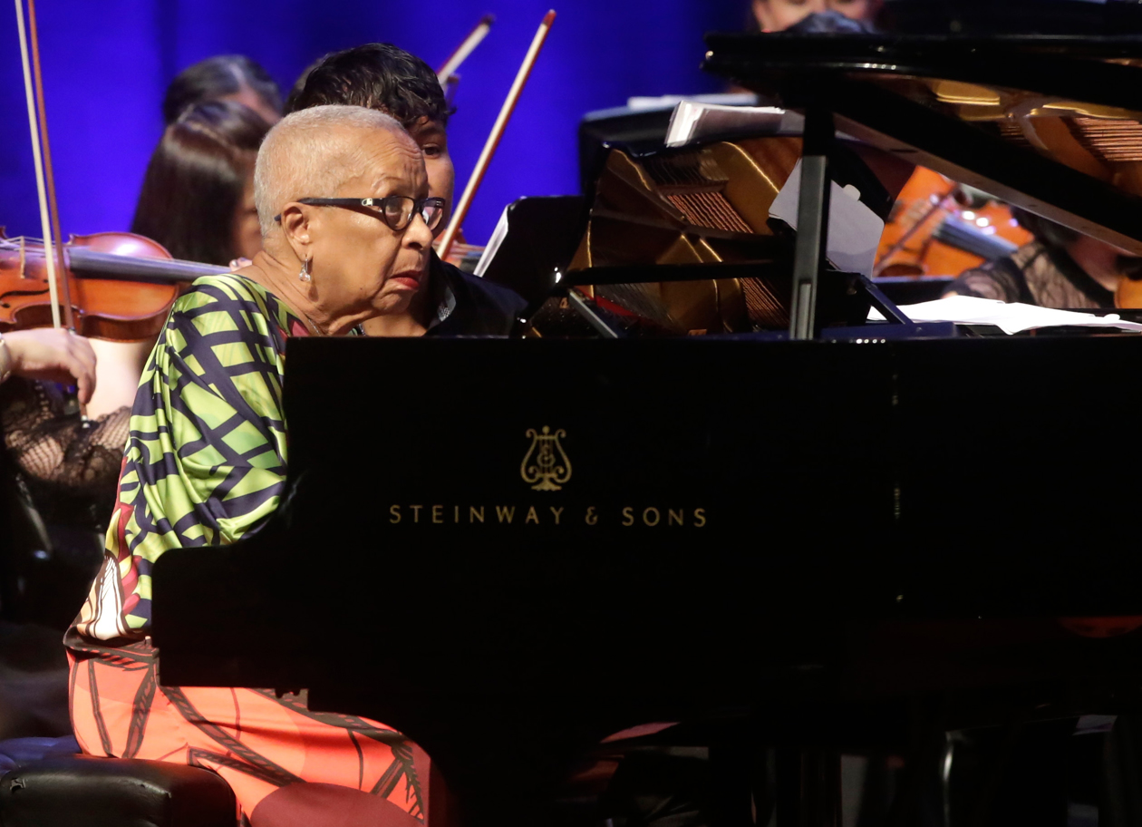 La pianista colombiana Teresita Gómez durante un concierto de la Orquesta Filarmónica de Mujeres de Colombia.