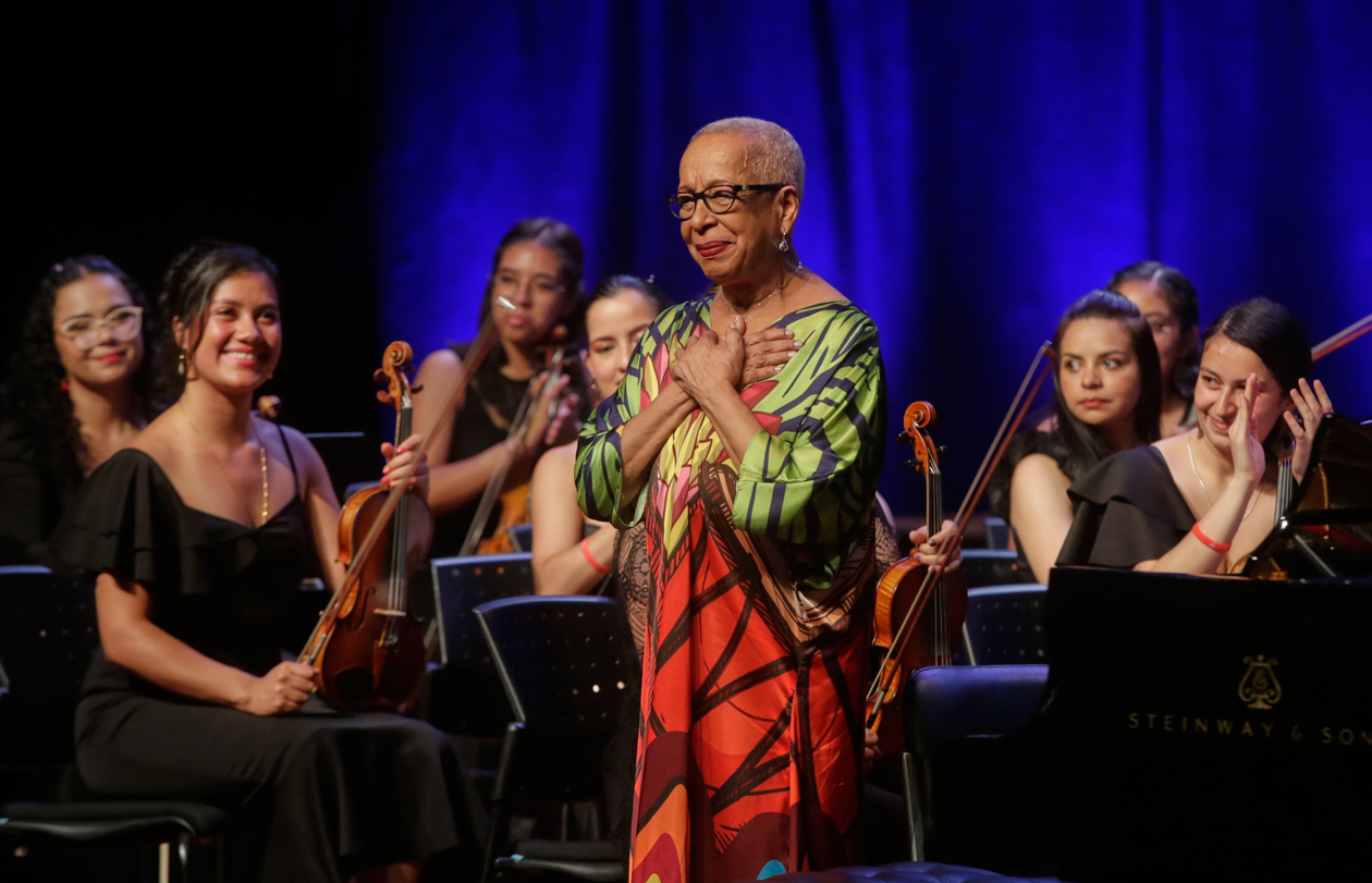 La pianista colombiana Teresita Gómez durante un concierto de la Orquesta Filarmónica de Mujeres de Colombia.