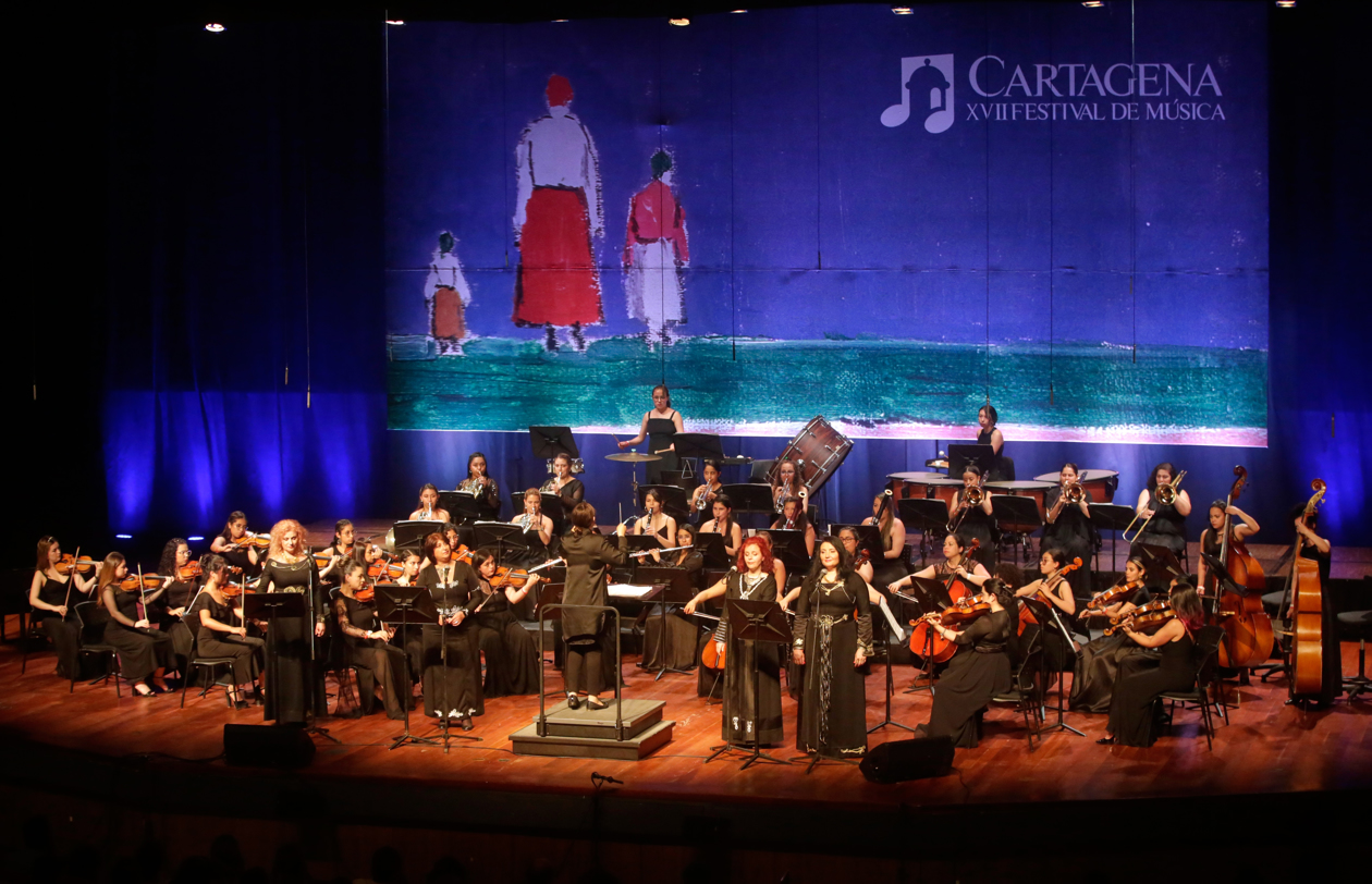 La Orquesta Filarmónica de Mujeres de Colombia sen un concierto del Festival Internacional de Música de Cartagena.