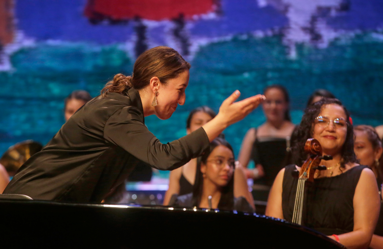 La directora de la Orquesta Filarmónica de Mujeres de Colombia, Paola Ávila.