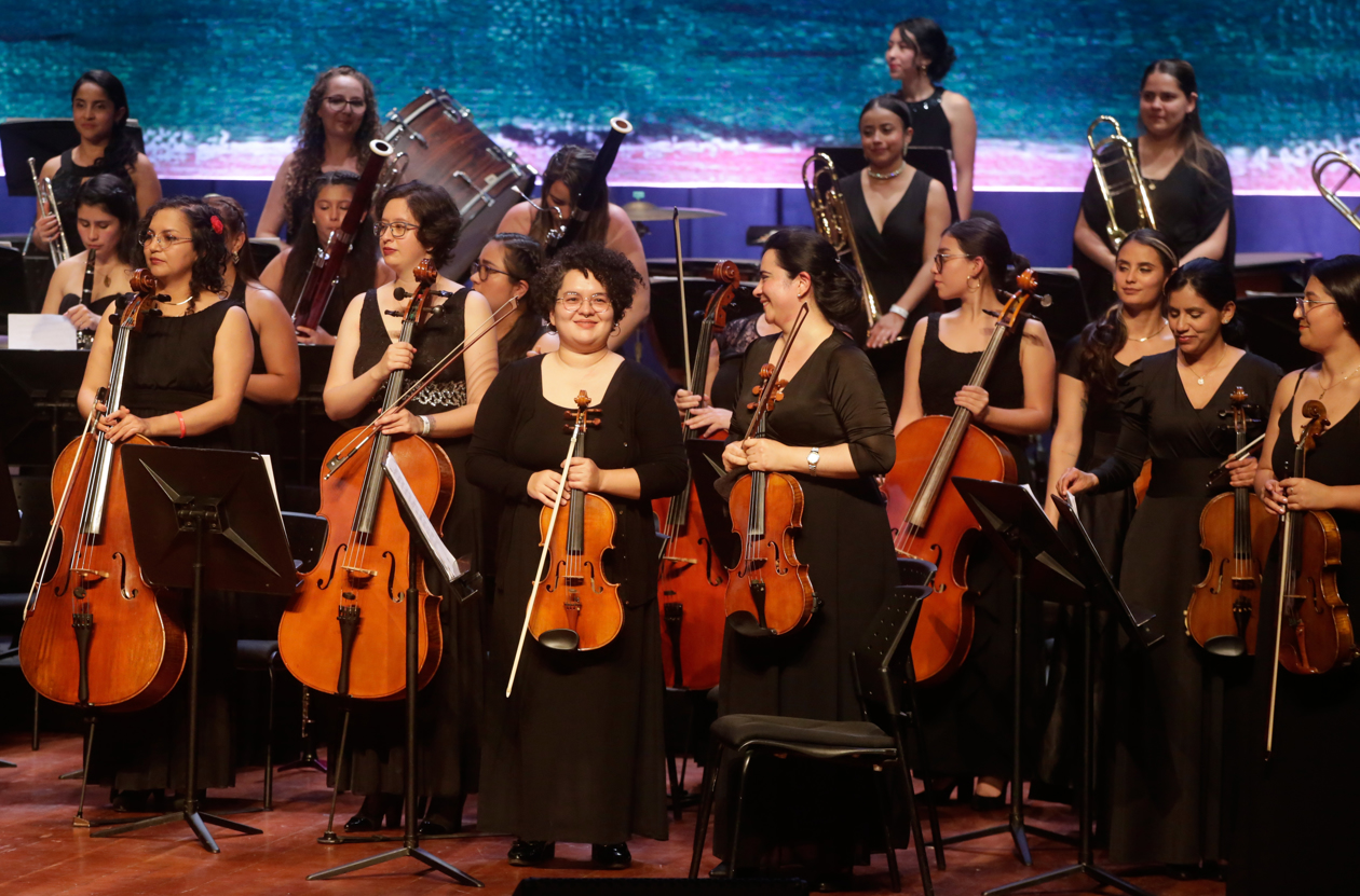 La Orquesta Filarmónica de Mujeres de Colombia sen un concierto del Festival Internacional de Música de Cartagena.