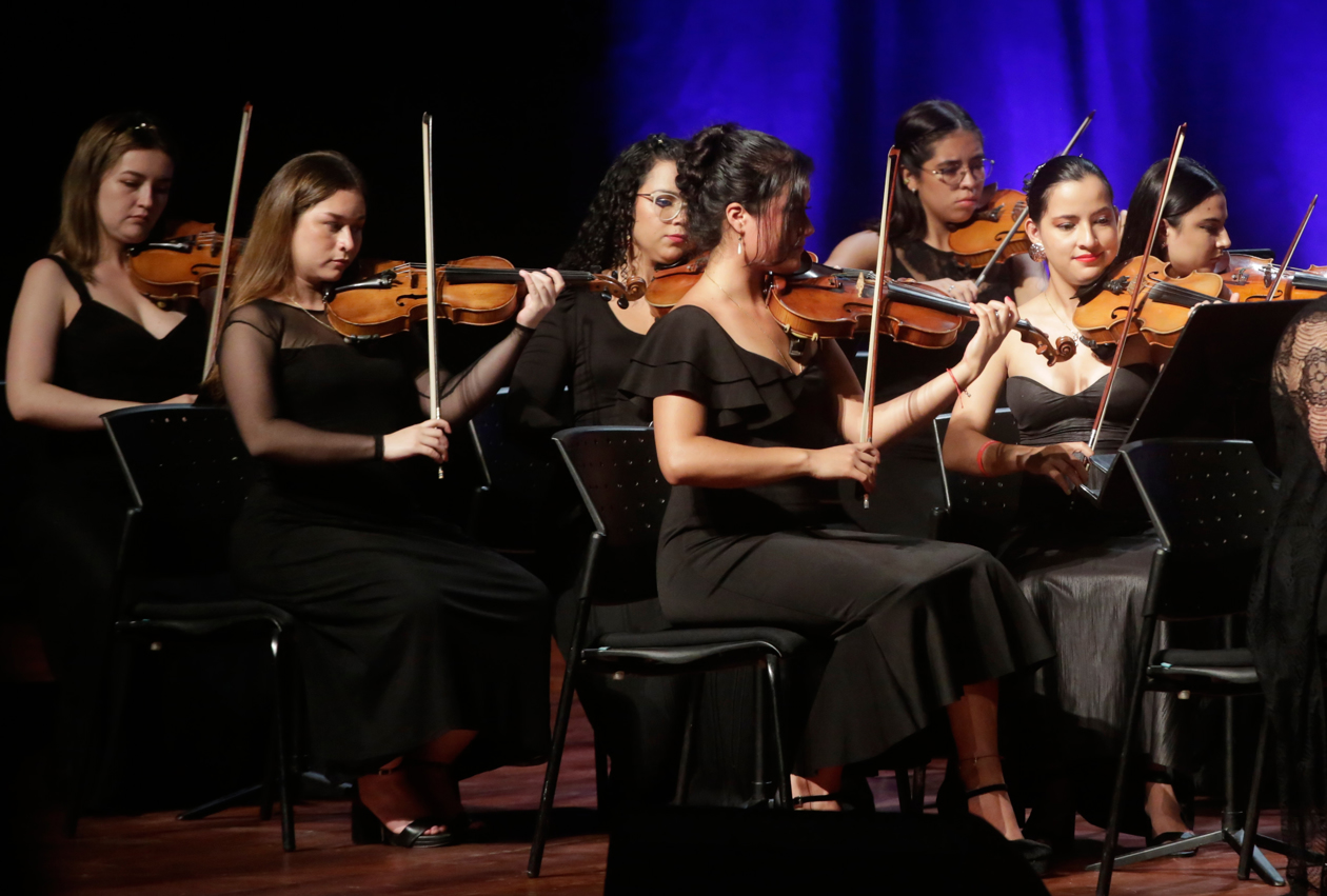 La Orquesta Filarmónica de Mujeres de Colombia sen un concierto del Festival Internacional de Música de Cartagena.