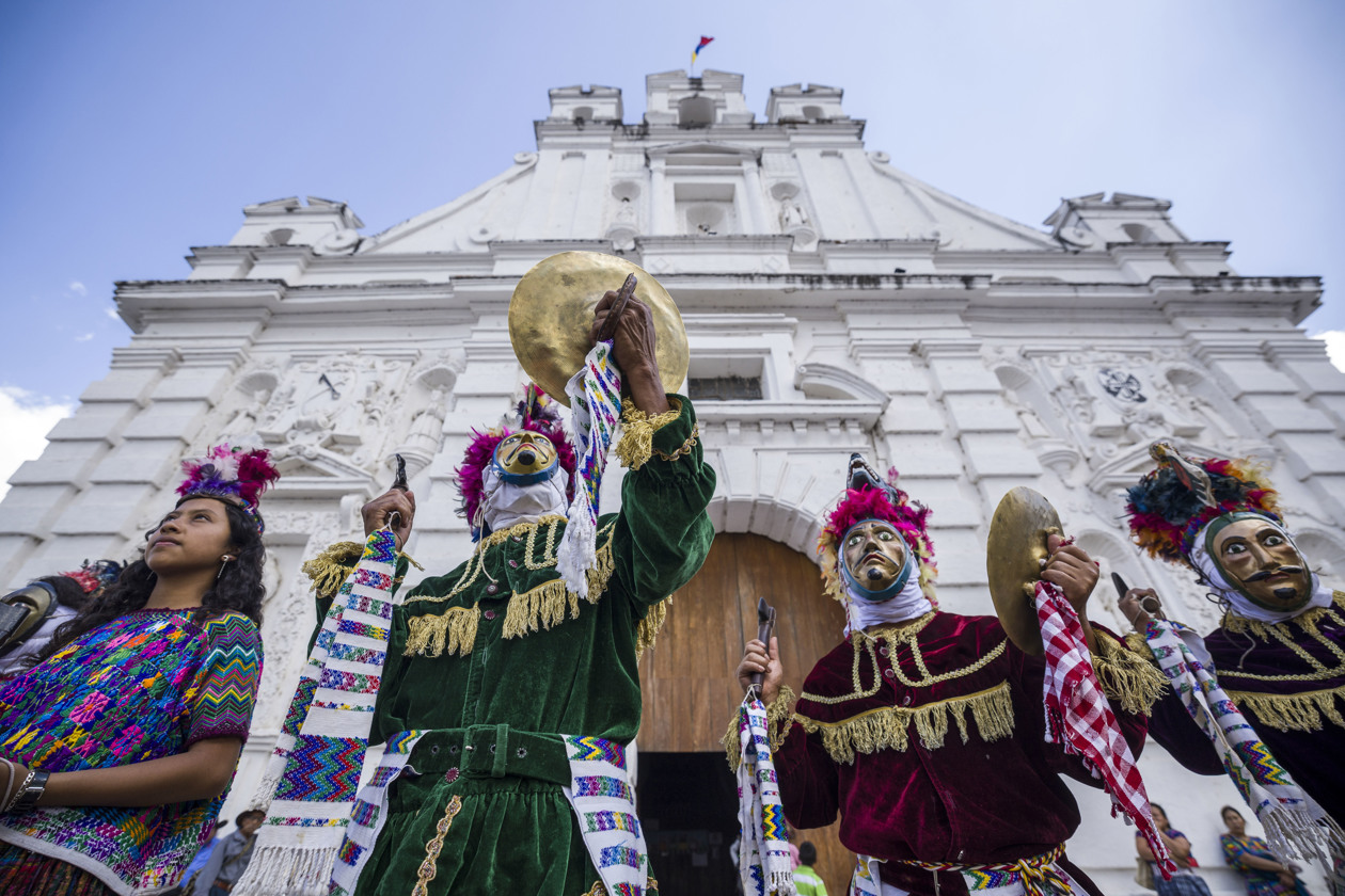 Indígenas Guatemaltecos con máscaras en un evento tradicional.