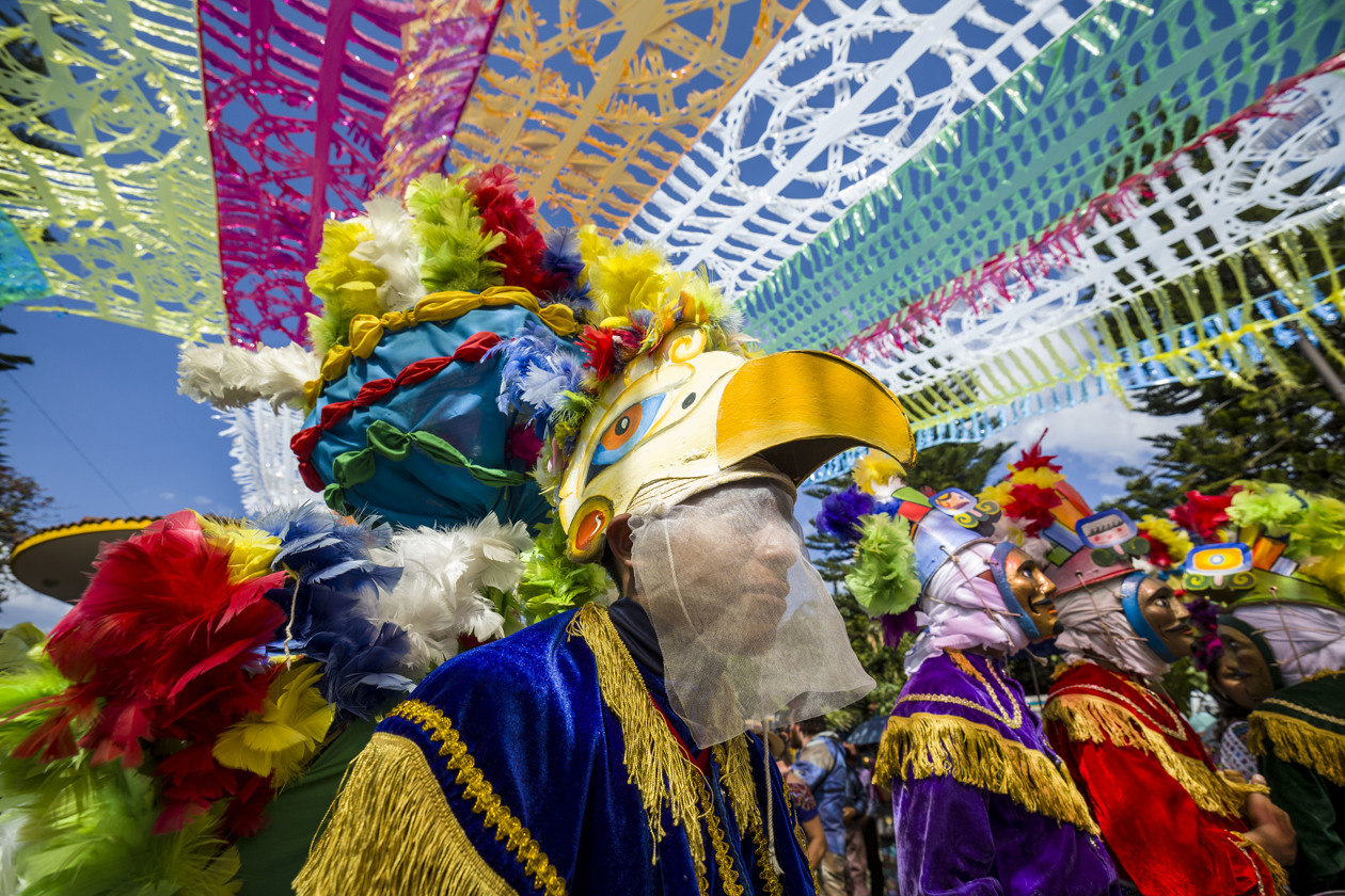 Indígenas Guatemaltecos con máscaras en un evento tradicional.