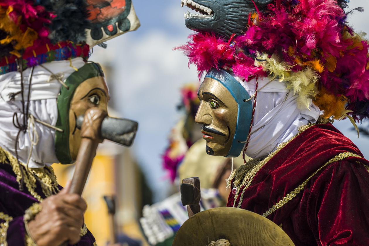 Indígenas Guatemaltecos con máscaras en un evento tradicional.