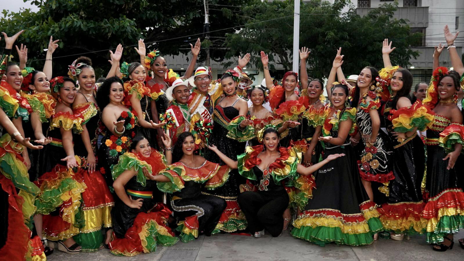 Los Reyes del Carnaval 2023 en la izada de bandera de la danza de garabato.