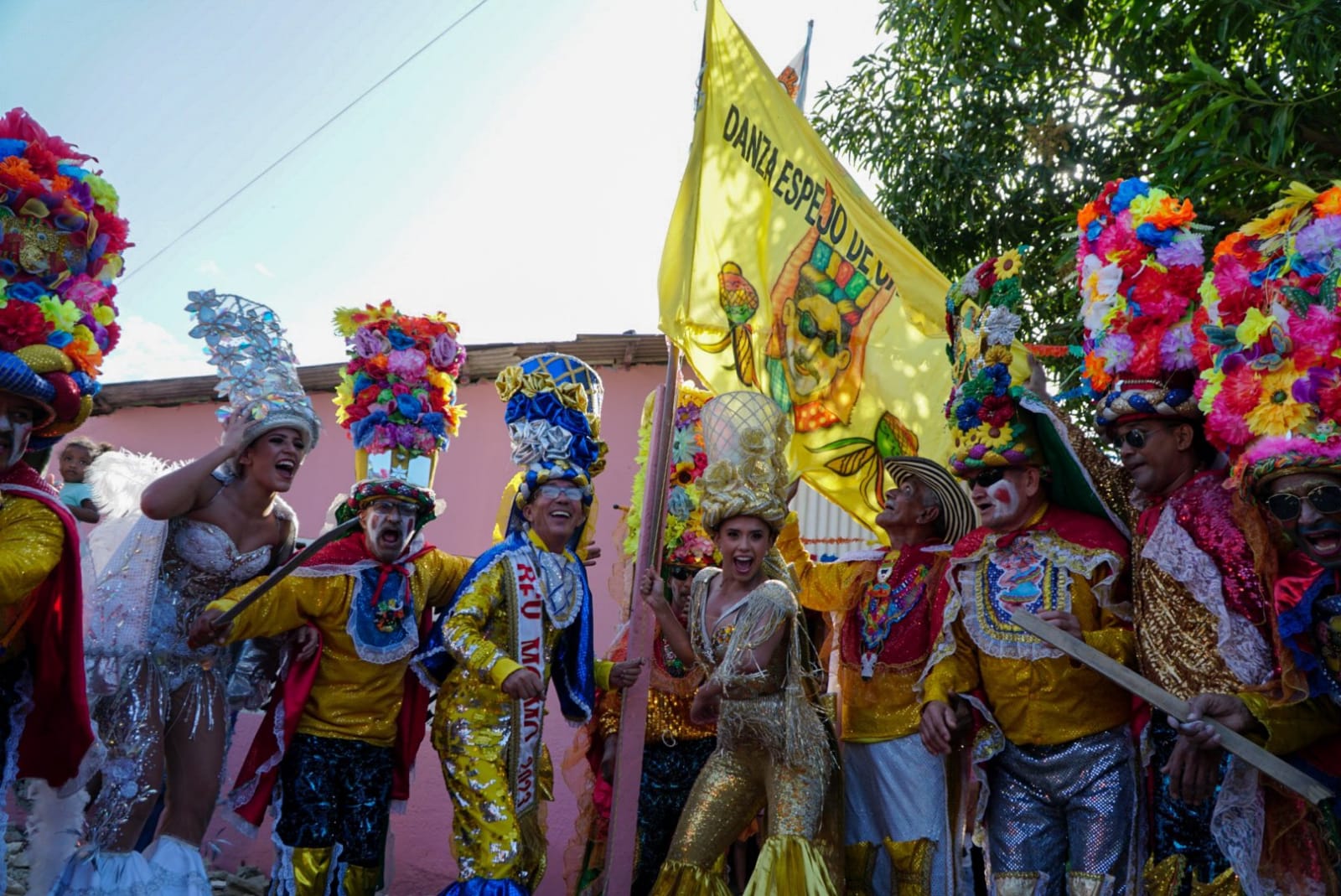 Los Reyes del Carnaval 2023 en la izada de bandera de la danza del congo.