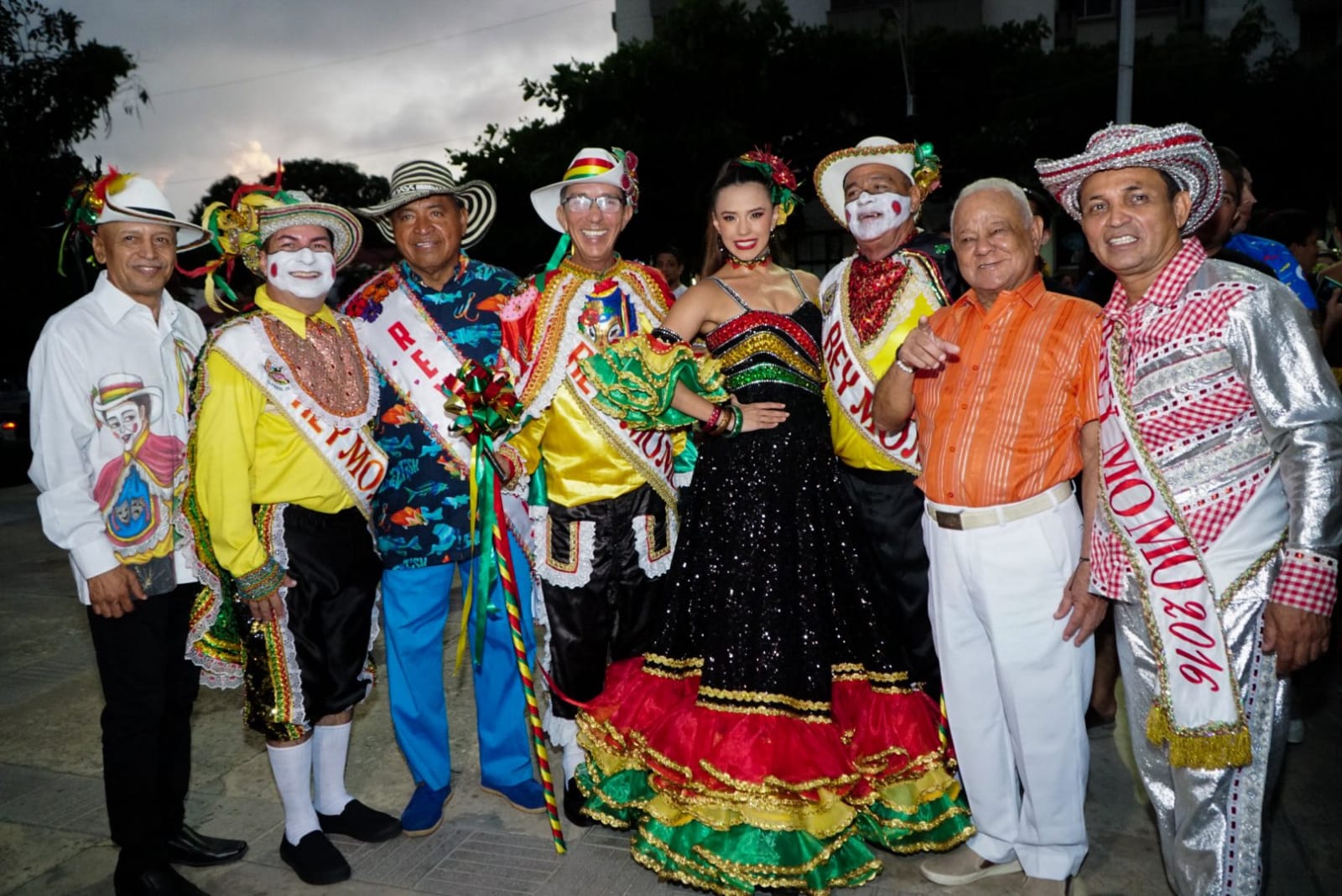 Los Reyes del Carnaval 2023 en la izada de bandera de la danza de garabato.