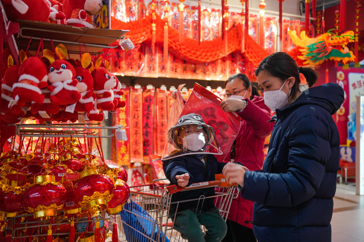 Compradores miran productos tradicionales chinos que se ofrecen a la venta antes de las celebraciones del Año Nuevo Lunar. 