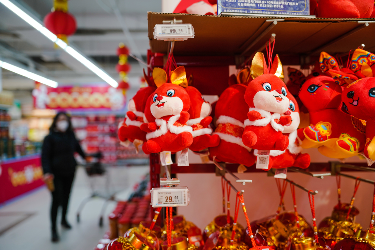 Compradores miran productos tradicionales chinos que se ofrecen a la venta antes de las celebraciones del Año Nuevo Lunar. 