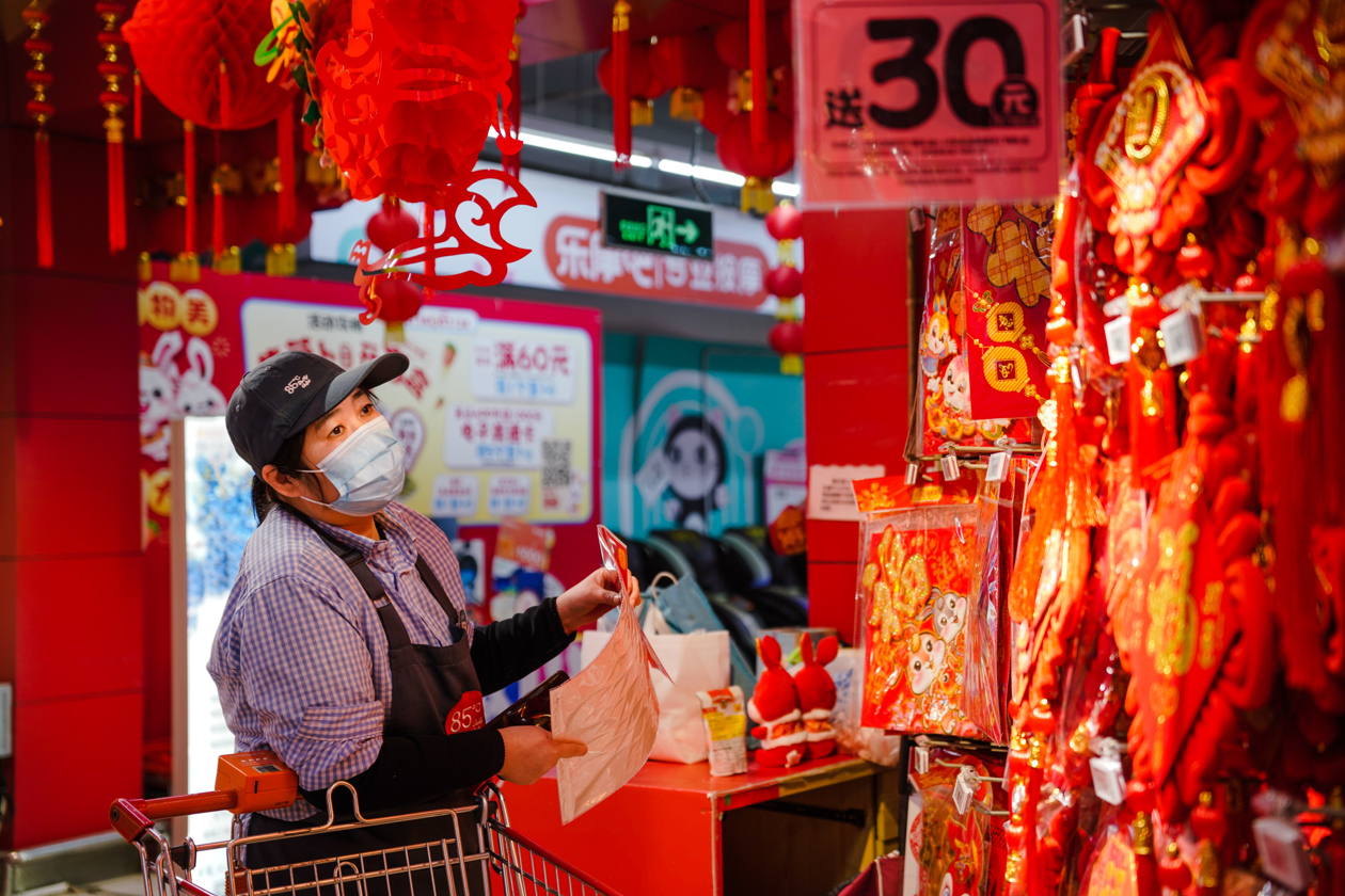 Compradores miran productos tradicionales chinos que se ofrecen a la venta antes de las celebraciones del Año Nuevo Lunar. 