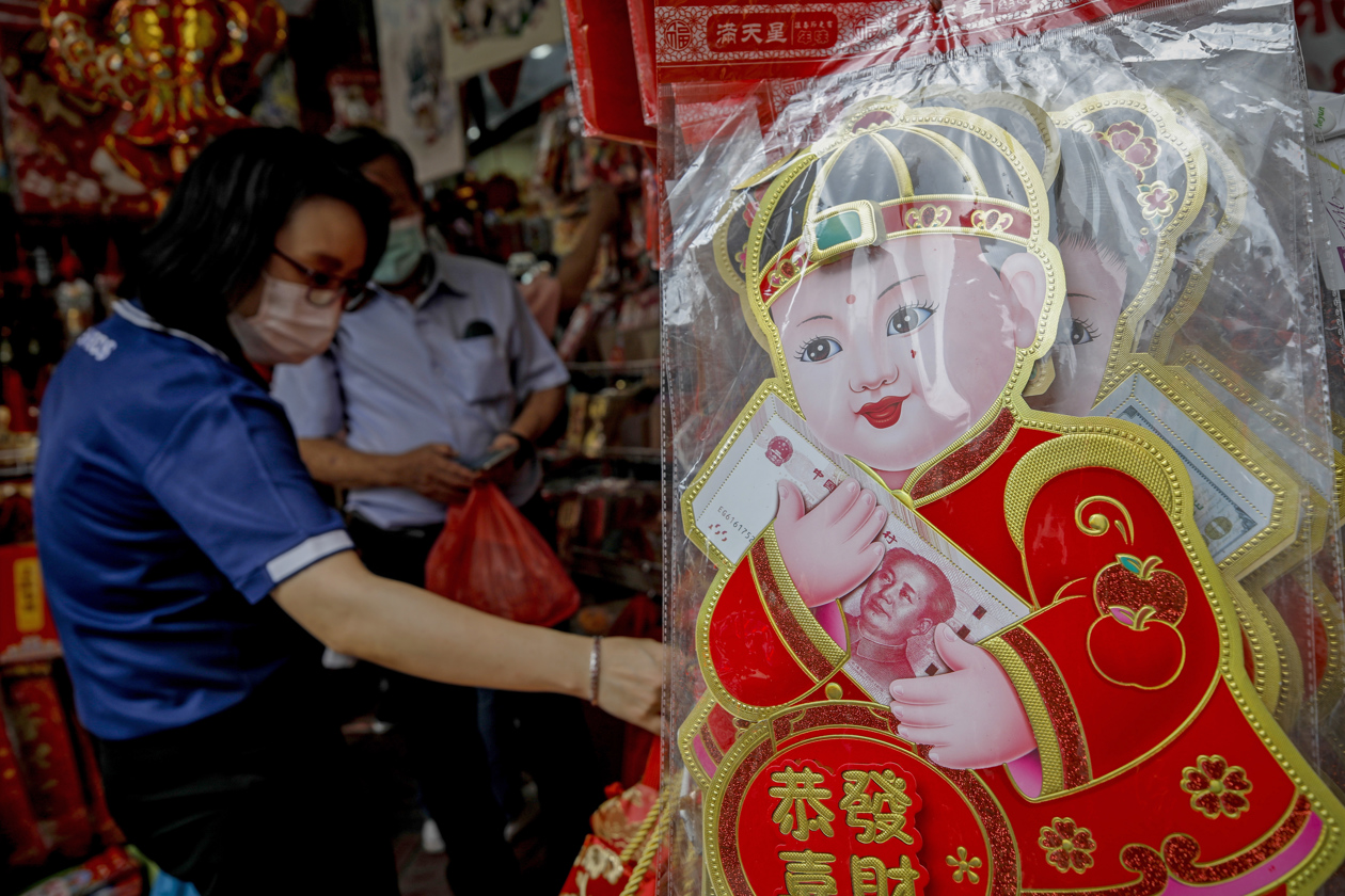 Compradores miran productos tradicionales chinos que se ofrecen a la venta antes de las celebraciones del Año Nuevo Lunar. 