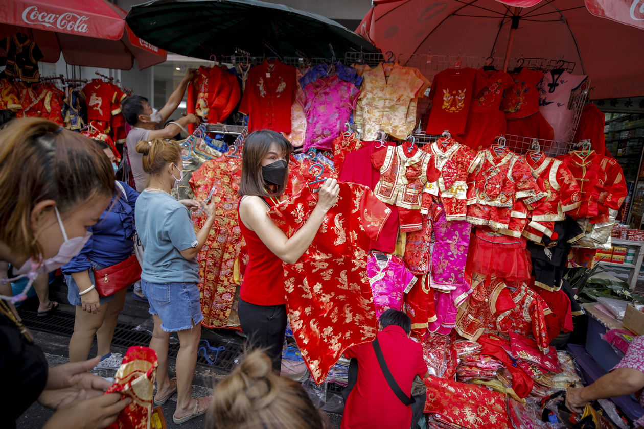 Compradores miran productos tradicionales chinos que se ofrecen a la venta antes de las celebraciones del Año Nuevo Lunar. 