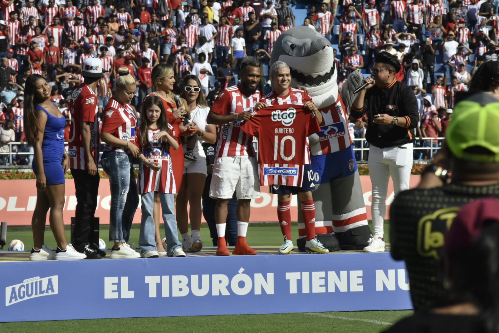 Luis 'Cariaco' González le entregó la camiseta número '10' a Juan Fernando Quintero.