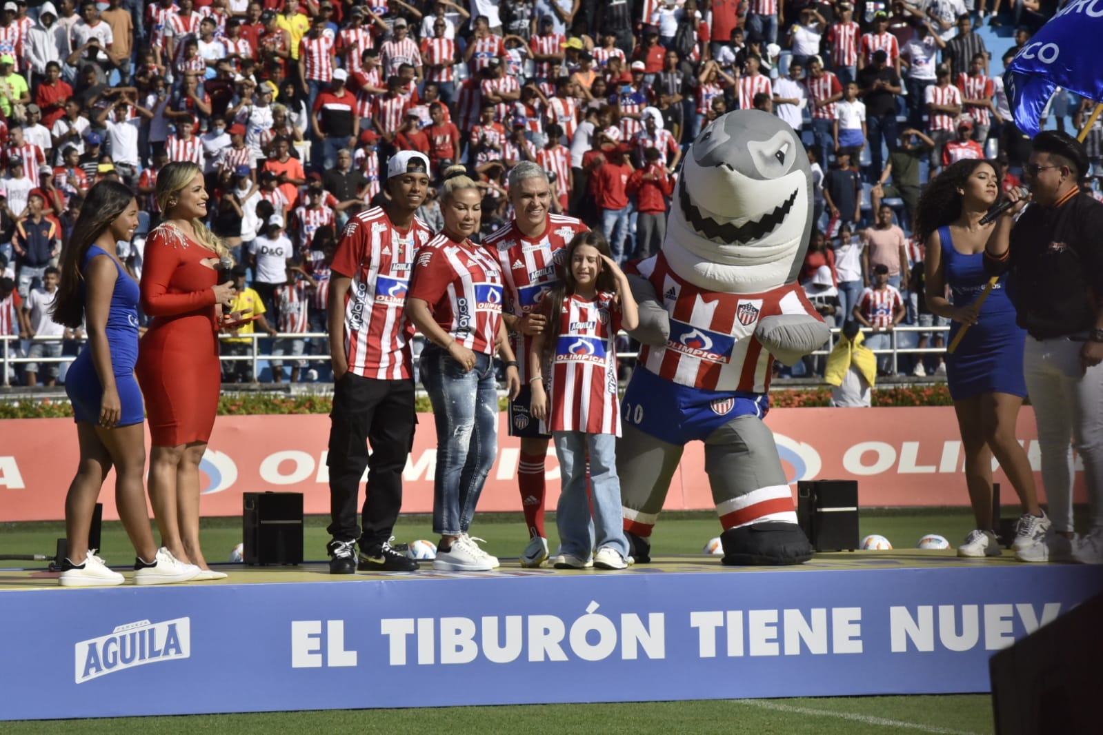 El volante creativo de Junior, Juan Fernando Quintero, junto a su familia.