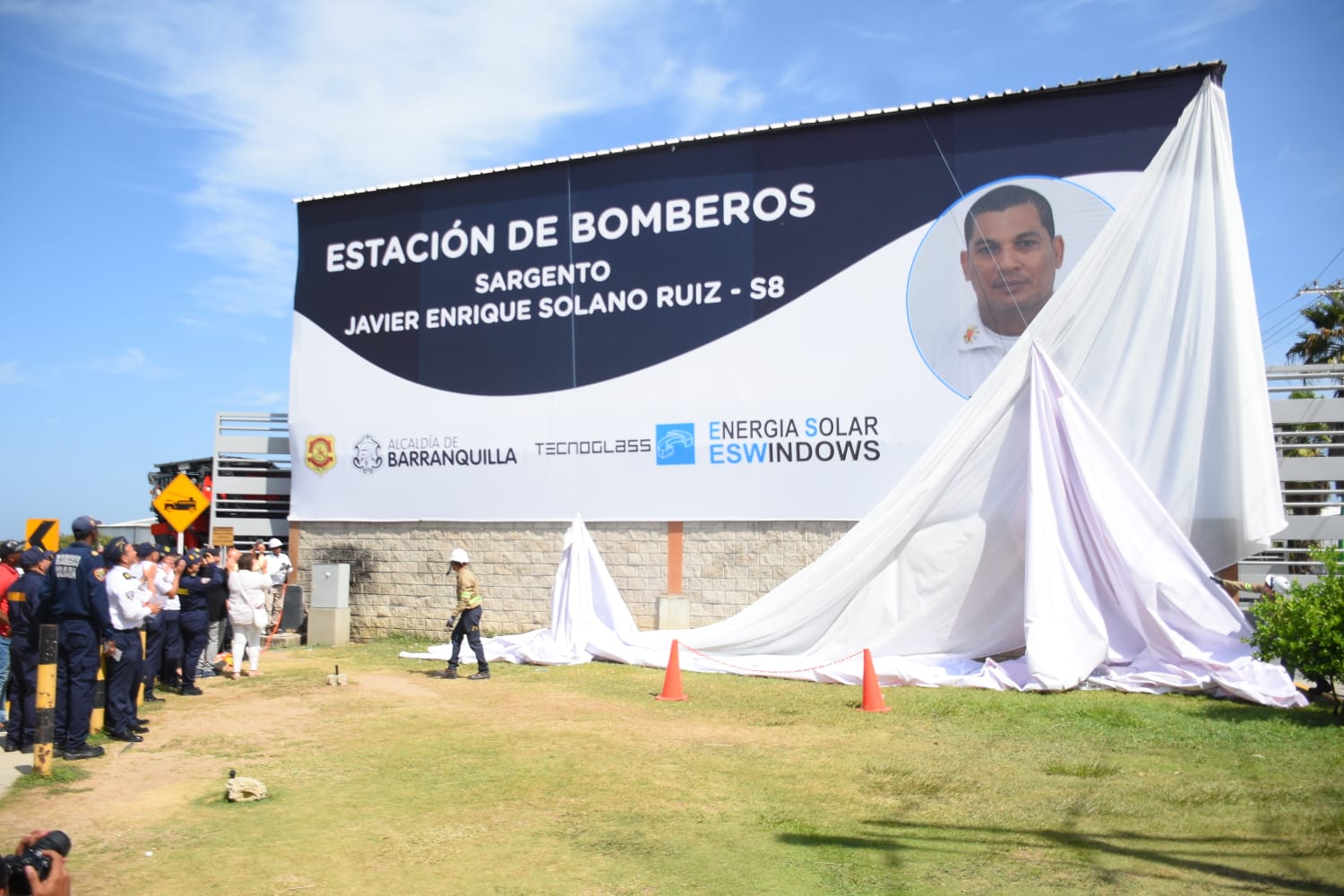 Develación de la valla de la ‘Estación de Bomberos Sargento Javier Solano Ruiz’.