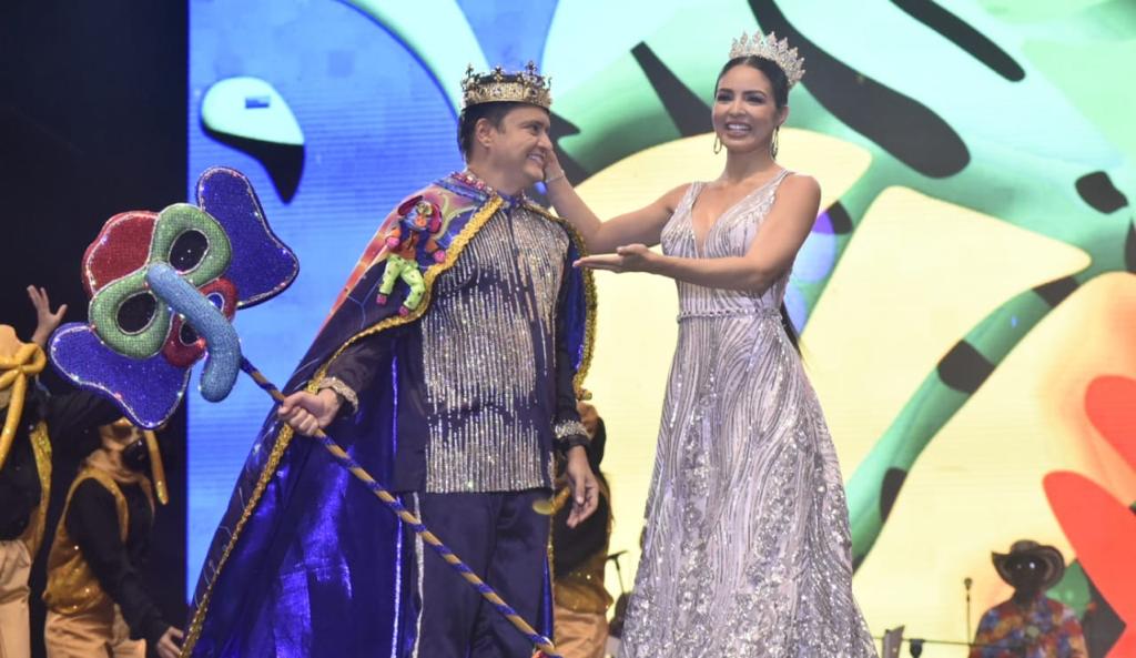 Tito Crissien, coronado como Rey Momo por la Reina del ‘Carnaval del Bordillo’ 2022, Paula Sarmiento. 