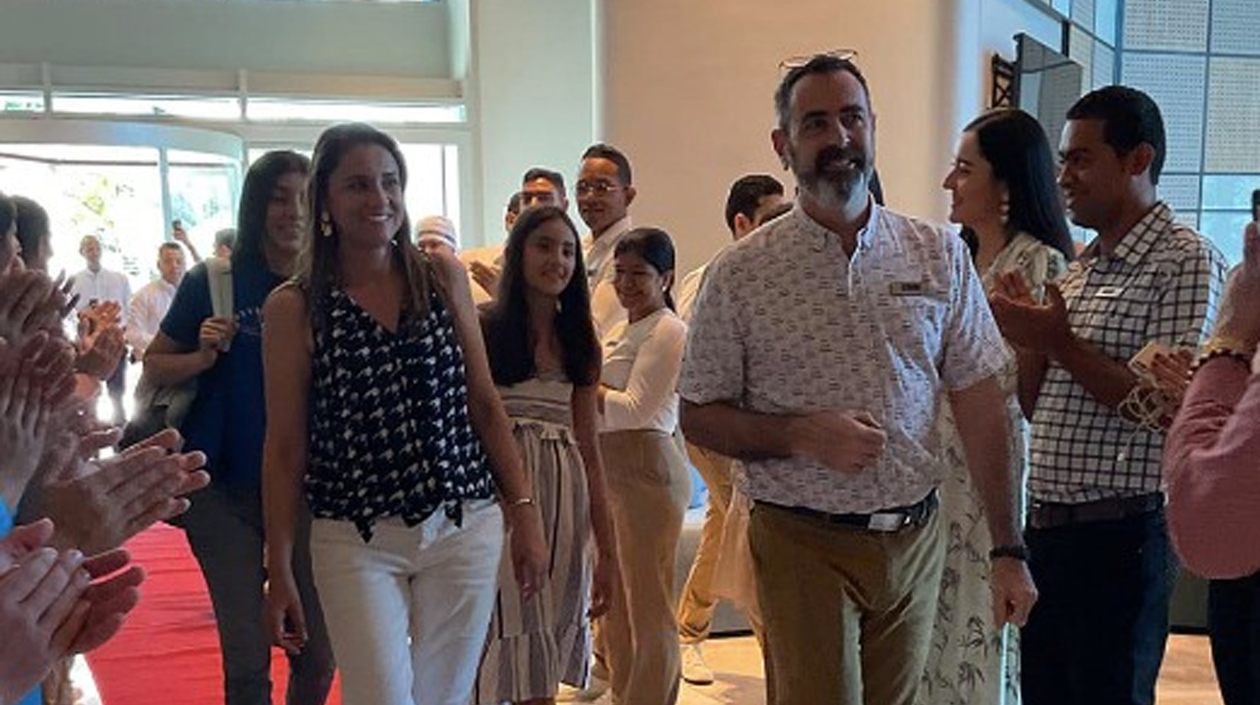 La primera familia que se hospedó en el Hotel Hilton Santa Marta.