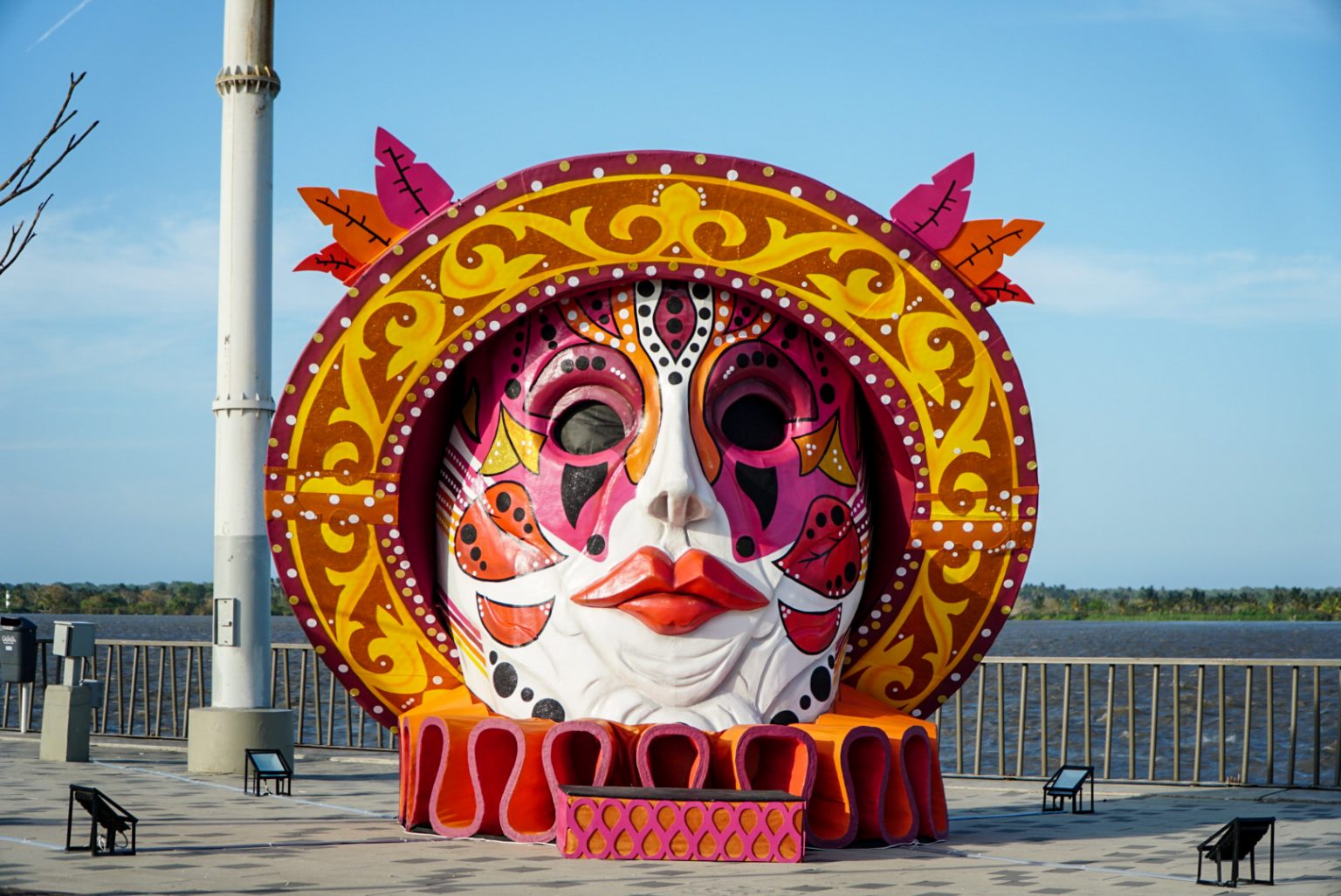 Macrofiguras inspiradas en las danzas del Carnaval de Barranquilla.