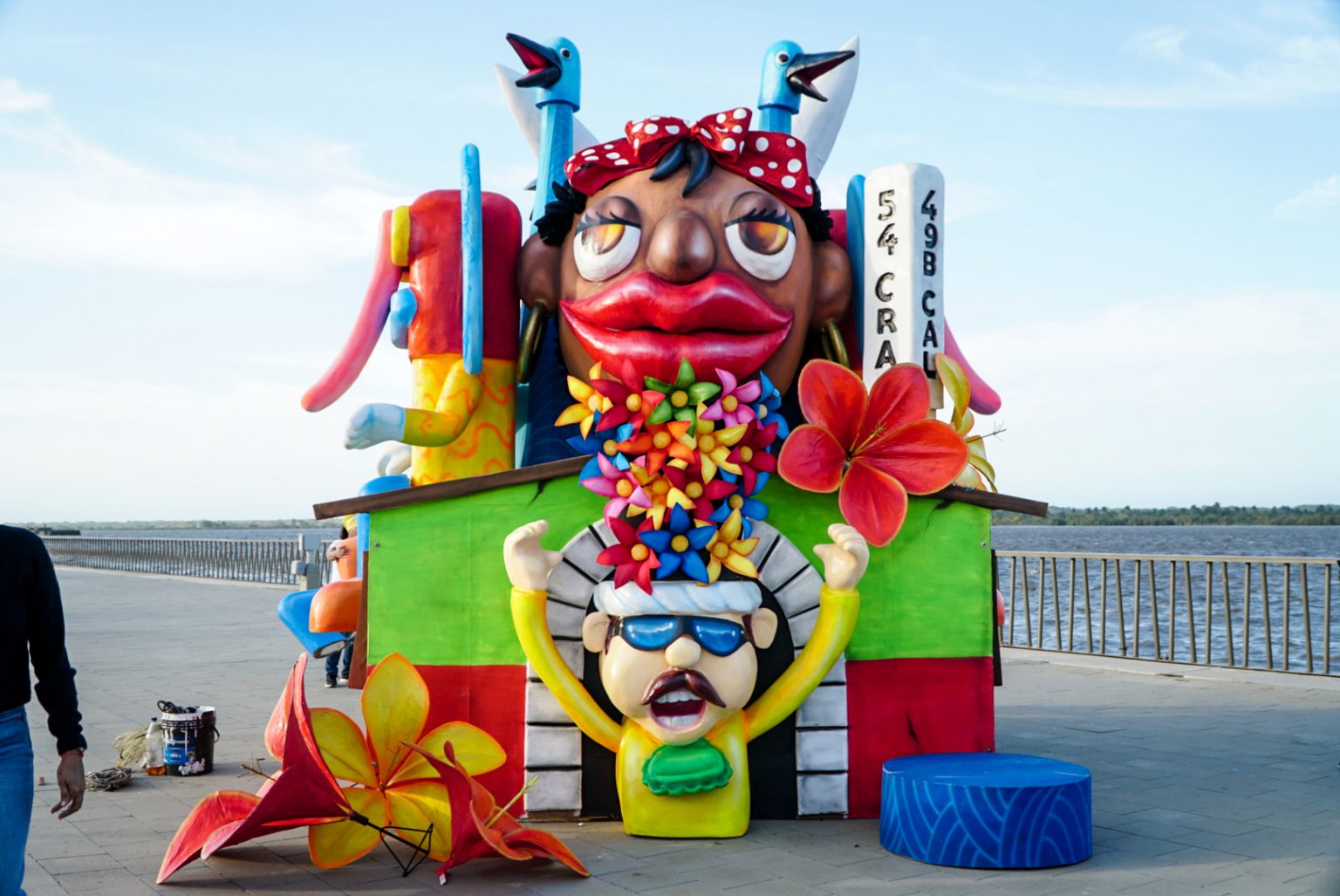 Macrofiguras inspiradas en las danzas del Carnaval de Barranquilla.