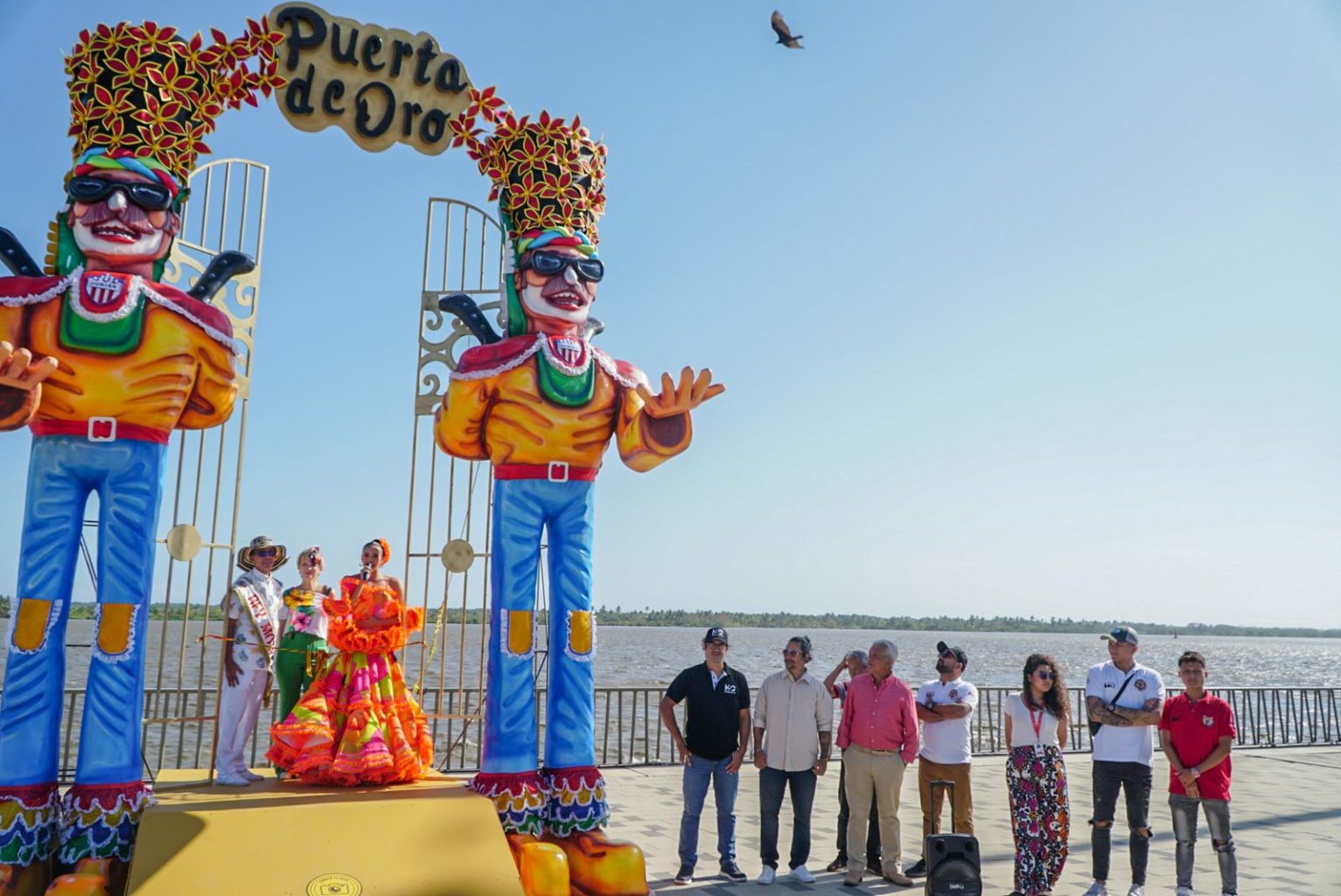 Macrofiguras inspiradas en las danzas del Carnaval de Barranquilla.